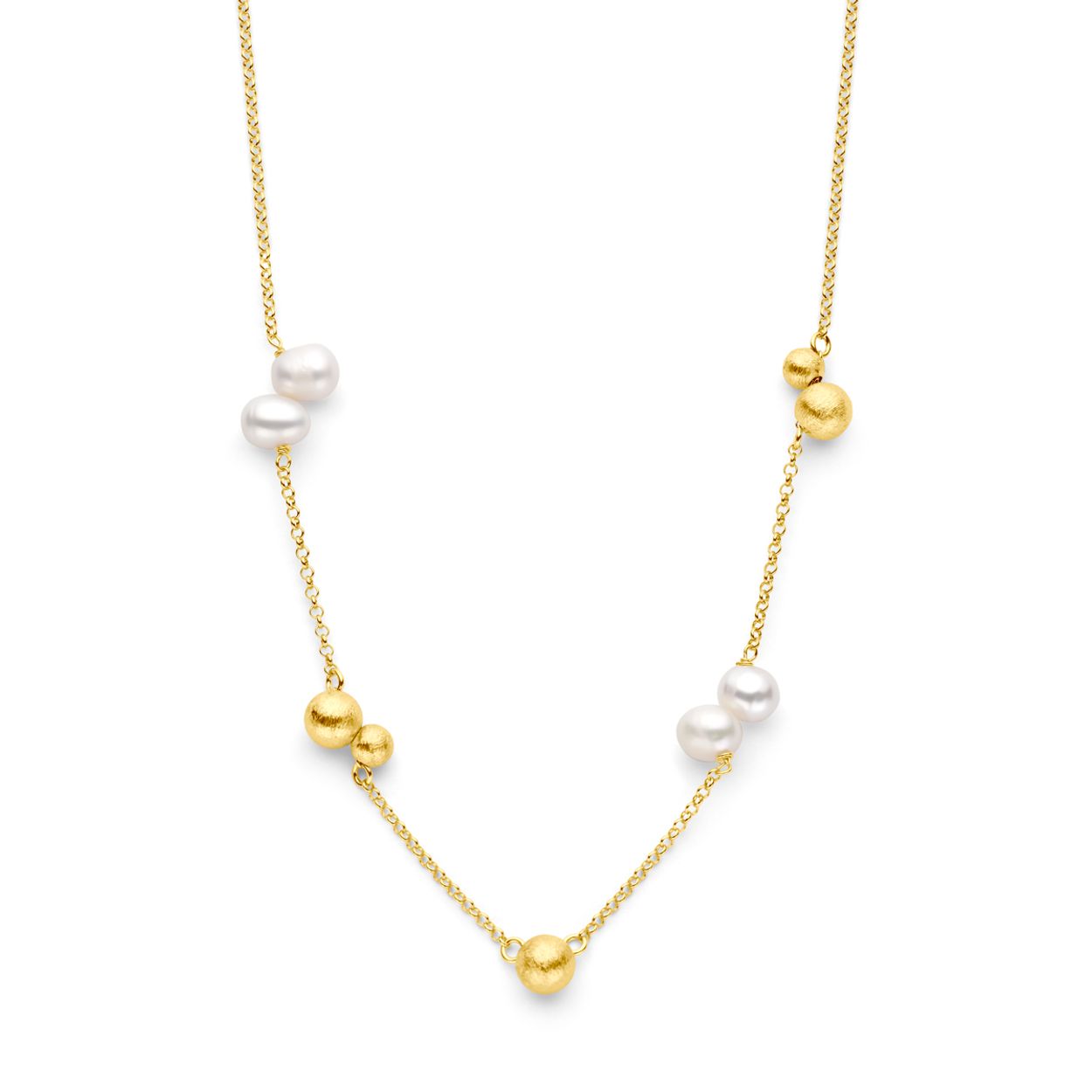 Geelgoud op 925 zilveren collier uitgevoerd met zoetwaterparels en bolletjes. Het collier heeft een draaglengte van 42cm met 3cm extensie. Uitgevoerd met karabijnsluiting. De schakelbreedte is 2.0mm. Geen garantie op de plating.