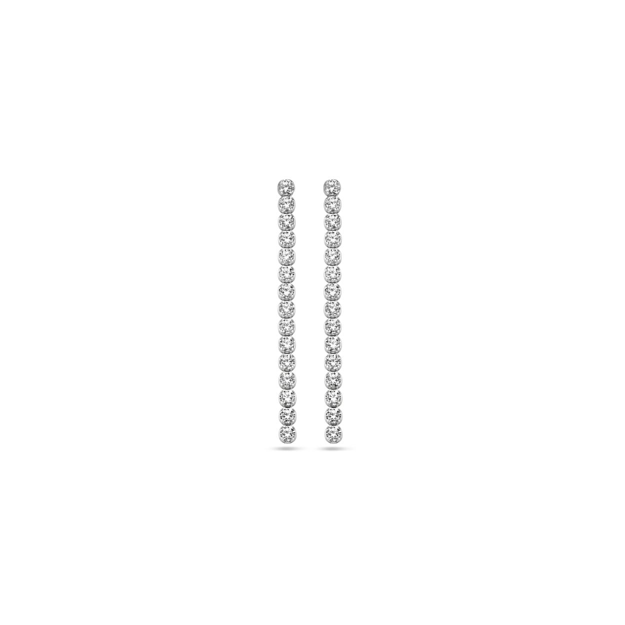 Gerhodineerd 925 zilveren oorhangers uitgevoerd met zirkonia. De oorhangers hebben een breedte van 3mm.
48x3mm 