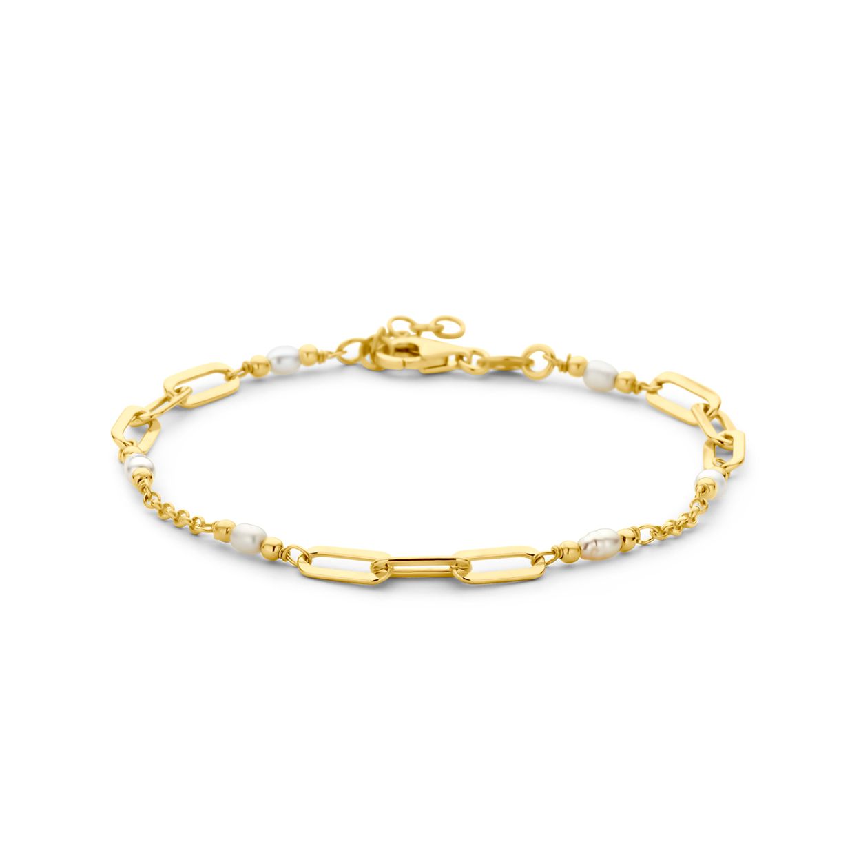Geelgoud op 925 zilveren armband uitgevoerd met zoetwaterparels. De armband heeft een draaglengte van 17cm met 2cm extensie en is uitgevoerd met karabijnsluiting. De schakelbreedte is 4mm. Geen garantie op de plating.