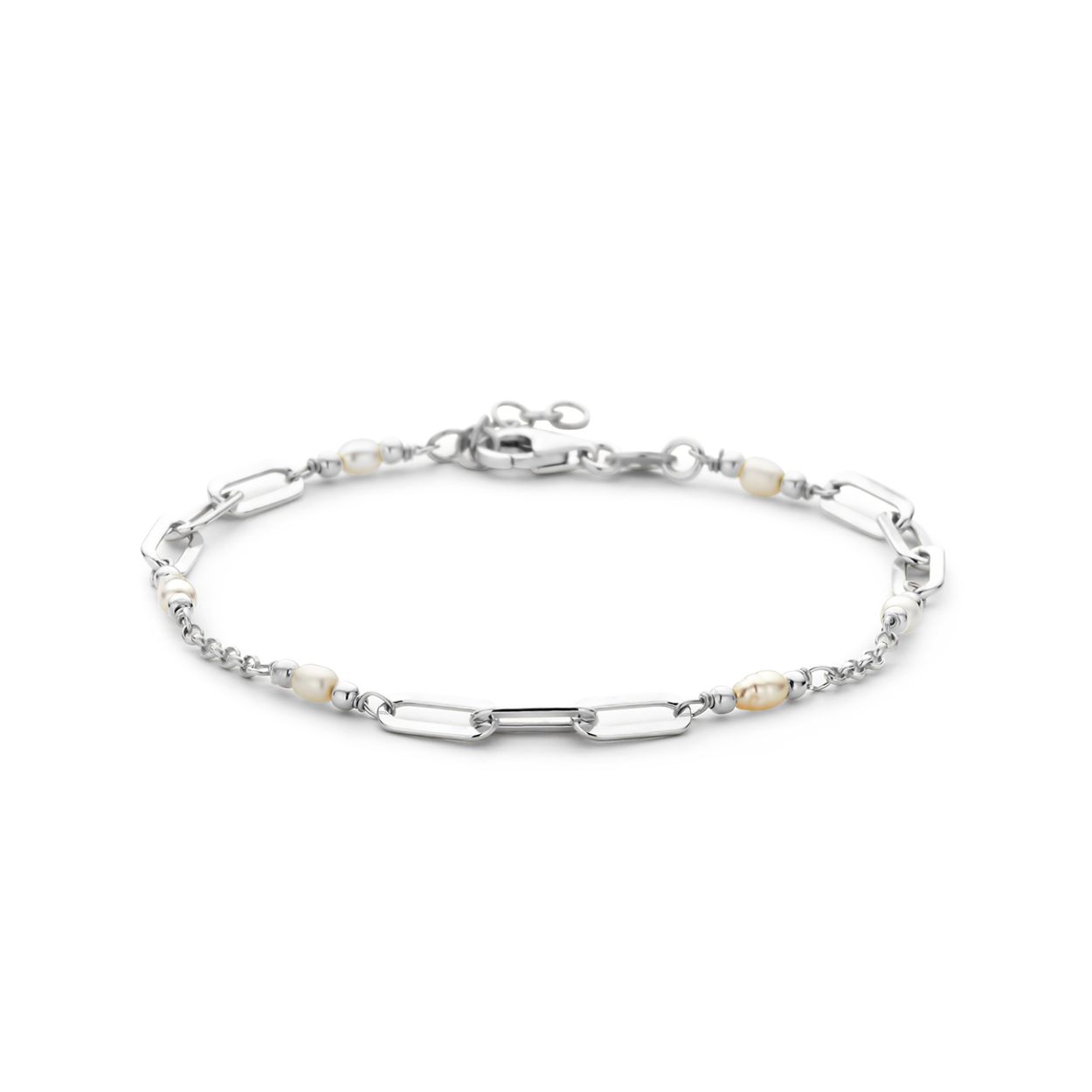 Gerhodineerd 925 zilveren armband uitgevoerd met zoetwaterparels. De armband heeft een draaglengte van 17cm met 2cm extensie en is uitgevoerd met karabijnsluiting. De schakelbreedte is 4mm.