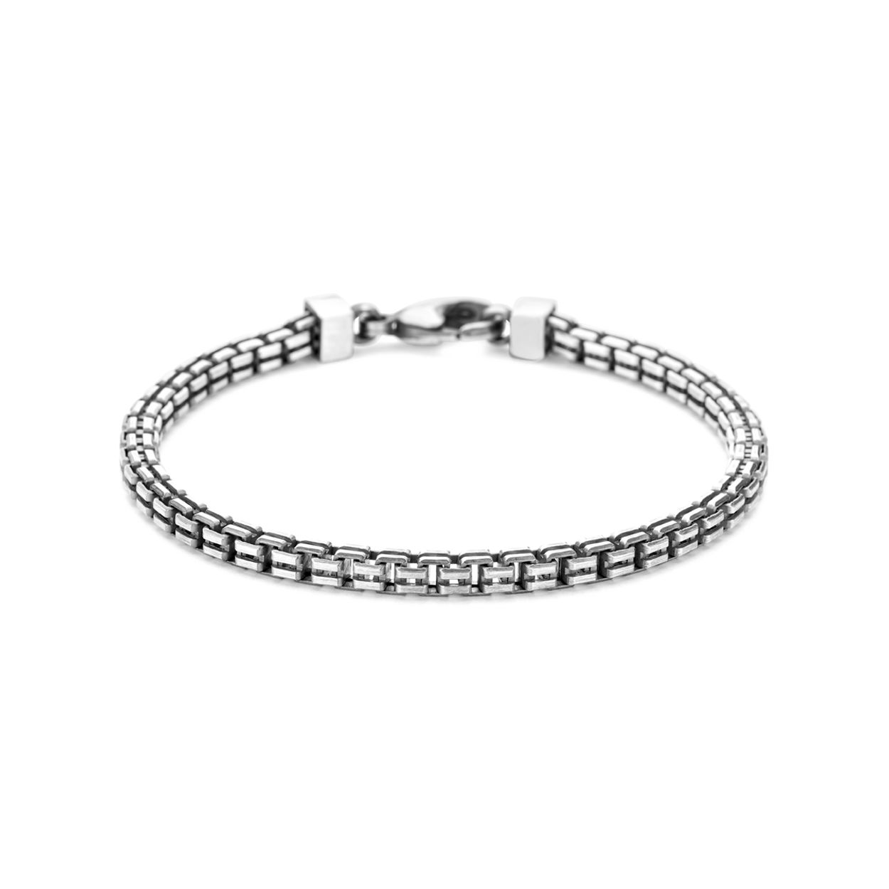 Geoxideerd 925 zilveren armband met een schakelbreedte van 4mm. De armband is uitgevoerd met een karabijn sluiting.