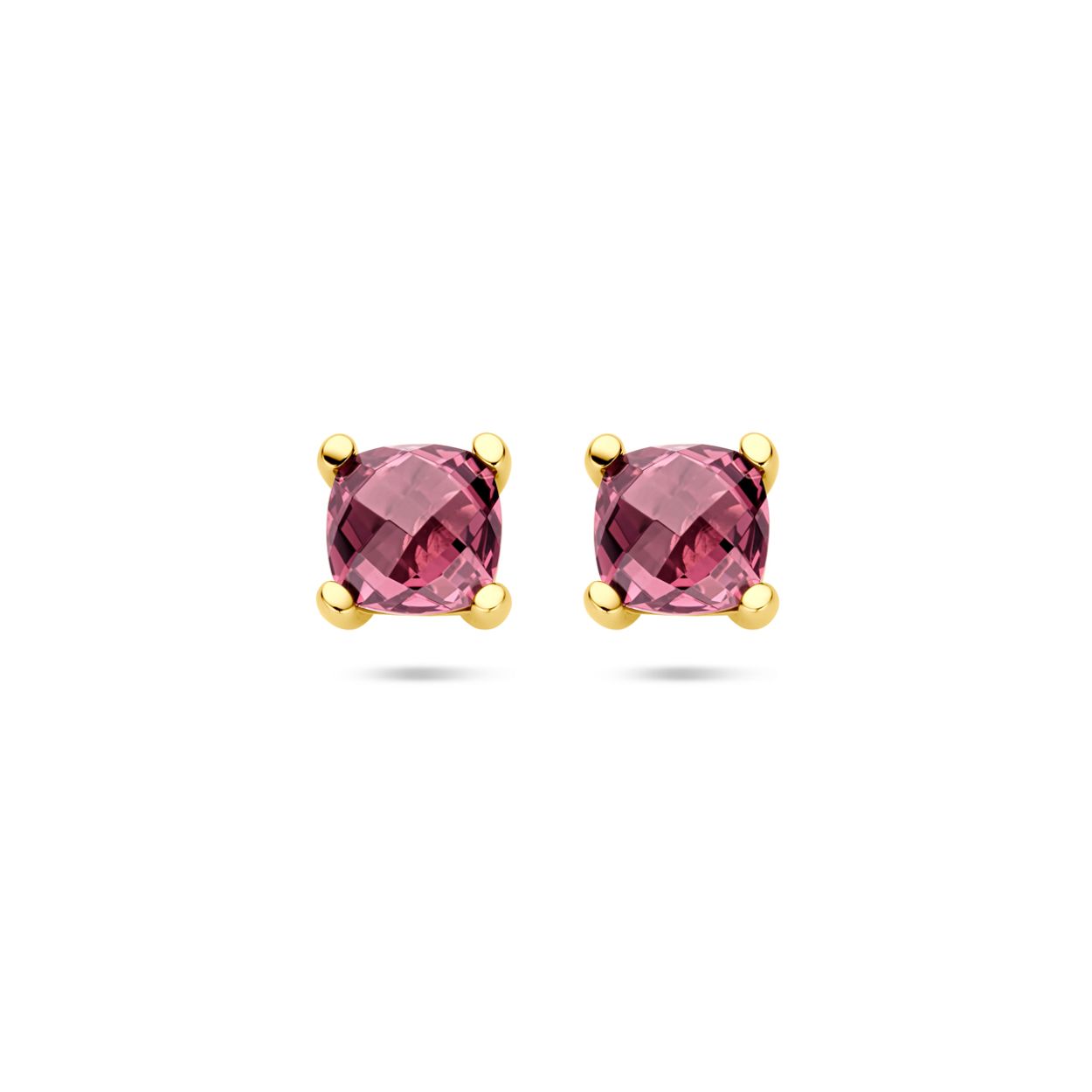 14k Geelgouden oorknoppen uitgevoerd met roze rhodoliet. De oorknoppen hebben een afmeting van 7x7mm.