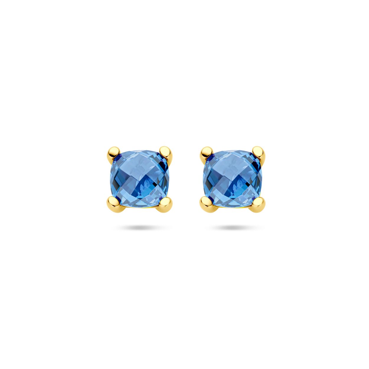 14k Geelgouden oorknoppen uitgevoerd met london blue topaas. De oorknoppen hebben een afmeting van 7x7mm.