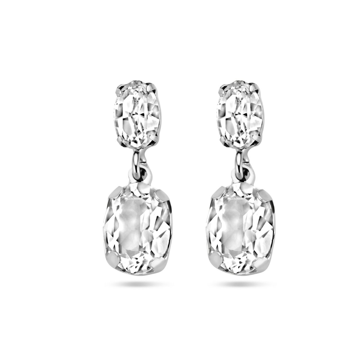 Gerhodineerd 925 zilveren oorhangers uitgevoerd met swarovski stenen. De oorhangers hebben een totale hoogte van 18mm.