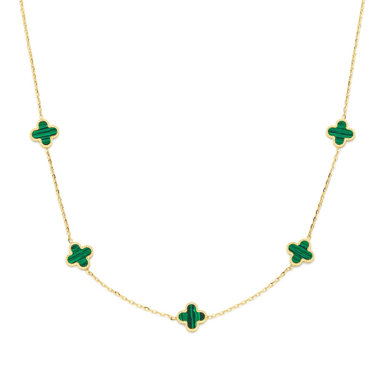 14k Geelgouden collier uitgevoerd met een bloem, malachiet en een karabijn sluiting. Het collier heeft draaglengtes van 42, 44 en 46cm. De schakelbreedte is 1.4mm.