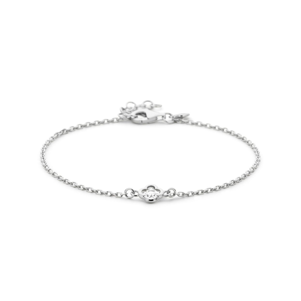 Gerhodineerd 925 zilveren armband uitgevoerd met een bloem en zirkonia. De armband heeft een draaglengte van 17cm met 2cm extensie. Uitgevoerd met karabijn sluiting. De schakelbreedte is 1.5mm.