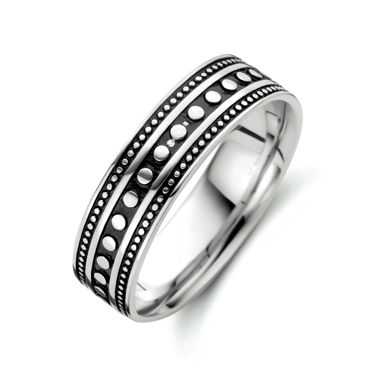 Geoxideerd 925 zilveren ring. De ring heeft een breedte van 6mm.