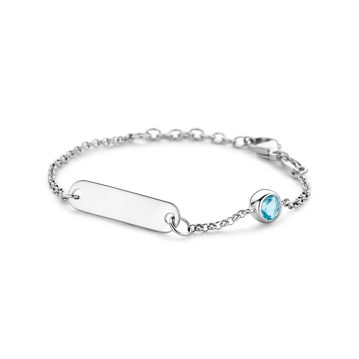 Gerhodineerd 925 zilveren graveerarmband uitgevoerd met een geboortesteen. De armband heeft een draaglengte van 11cm met 2cm extensie. De schakelbreedte is 1.5mm. De graveerplaat heeft een afmeting van 5x20mm en een dikte van 0.6mm.