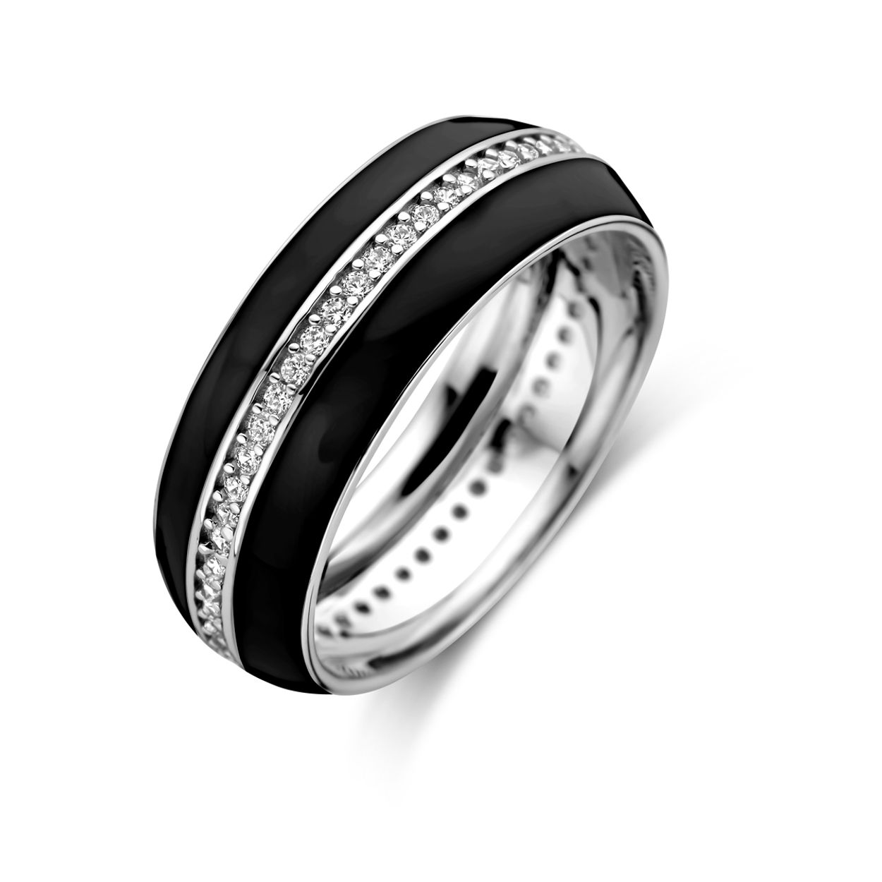 Gerhodineerd 925 zilveren ring uitgevoerd met zwarte emaille en zirkonia. De ring heeft een breedte van 6.5mm.