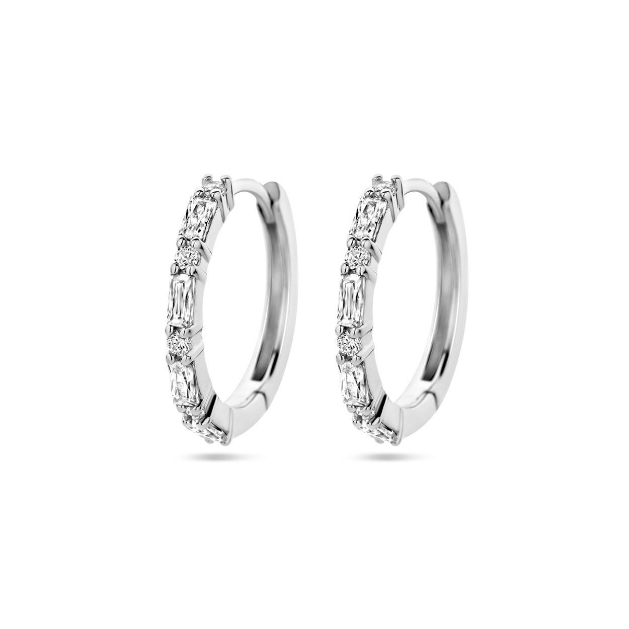 Gerhodineerd 925 zilveren klapoorringen uitgevoerd met zirkonia. De klapoorringen hebben een afmeting van 17x2mm.