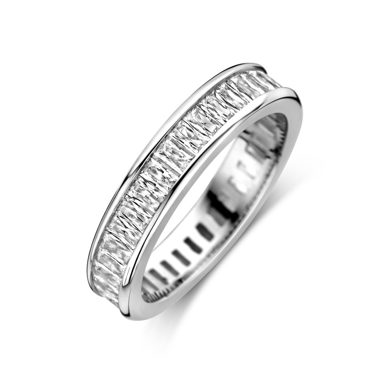 Gerhodineerd 925 zilveren ring uitgevoerd met zirkonia. De ring heeft een breedte van 4.5mm.
