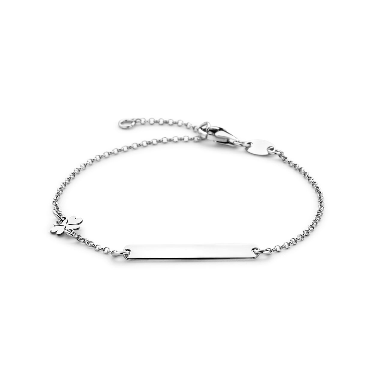 Gerhodineerd 925 zilveren graveerarmband met een plaat van 26x3.5mm en een klavertje. De armband heeft draaglengtes van 16cm en 18cm. De schakelbreedte is 1.3mm en de dikte van de plaat is 0.5mm. Uitgevoerd met een karabijn sluiting.