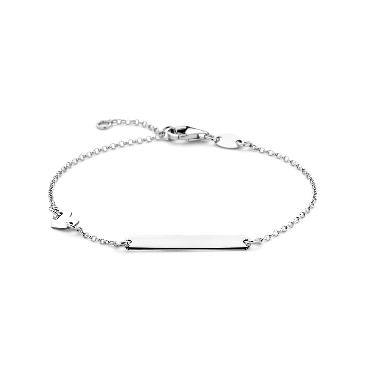 Gerhodineerd 925 zilveren graveerarmband uitgevoerd met een graveerplaat en een hart. De armband heeft draaglengtes van 14 en 16cm. De schakelbreedte is 1.3mm. De plaat heeft een afmeting van 26x3.5mm. Uitgevoerd met karabijn sluiting. De dikte van de plaat is 0.5mm.