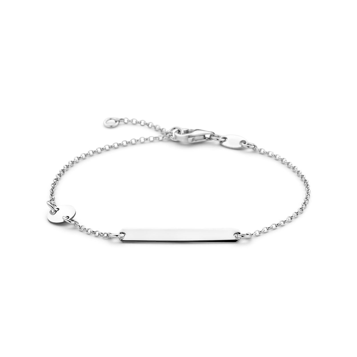 Gerhodineerd 925 zilveren graveerarmband met een plaat van 26x3.5mm en een cirkel. De armband heeft draaglengtes van 14cm en 16cm. De schakelbreedte is 1.3mm en de dikte van de plaat is 0.5mm. Uitgevoerd met een karabijn sluiting.