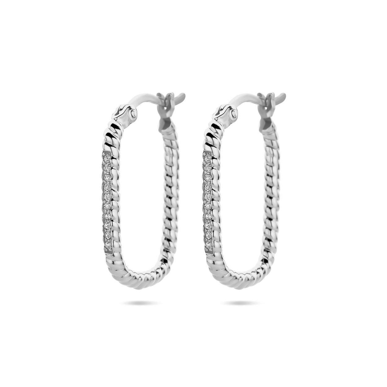 Gerhodineerd 925 zilveren oorringen uitgevoerd met zirkonia. De oorringen hebben een afmeting van 22.5x2mm.