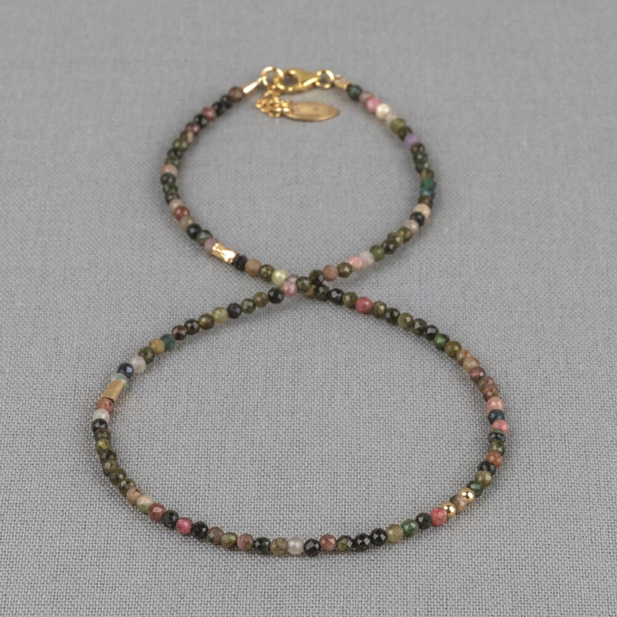 Jeh Jewels collier gemaakt van de edelsteen Toermalijn in combinatie met Goldfilled. Lees alles over de edelsteen Toermalijn via onderstaande button. Dit collier is verstelbaar dankzij het verlengkettinkje. Combineer met de andere sieradan van Jeh Jewels voor een complete look!