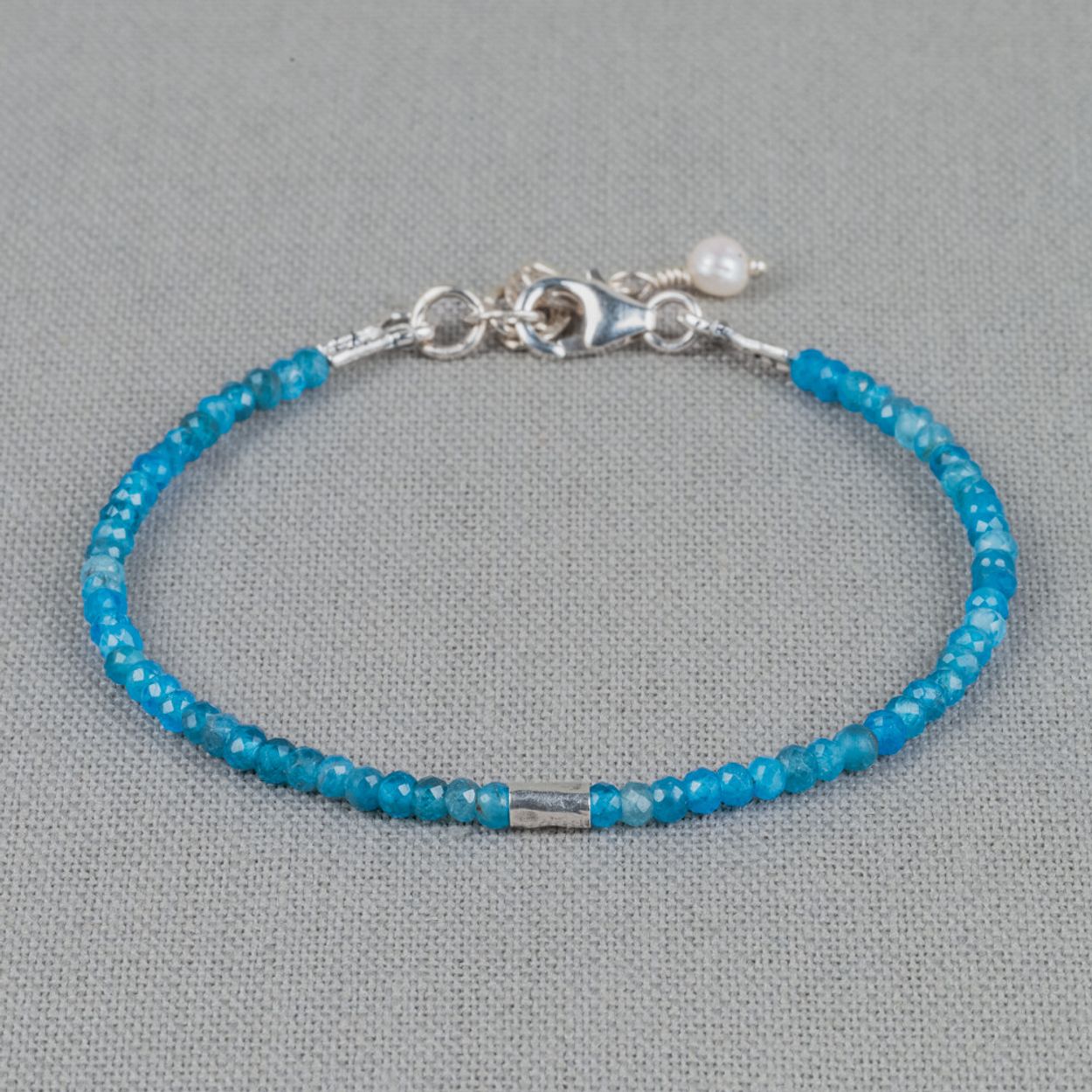 Armband gemaakt van de edelsteen Apatiet in combinatie met een 925 sterling zilveren buisje in het midden. Deze armband komt uit de Sparkling Gems-lijn. Combineer met onze andere sieraden!