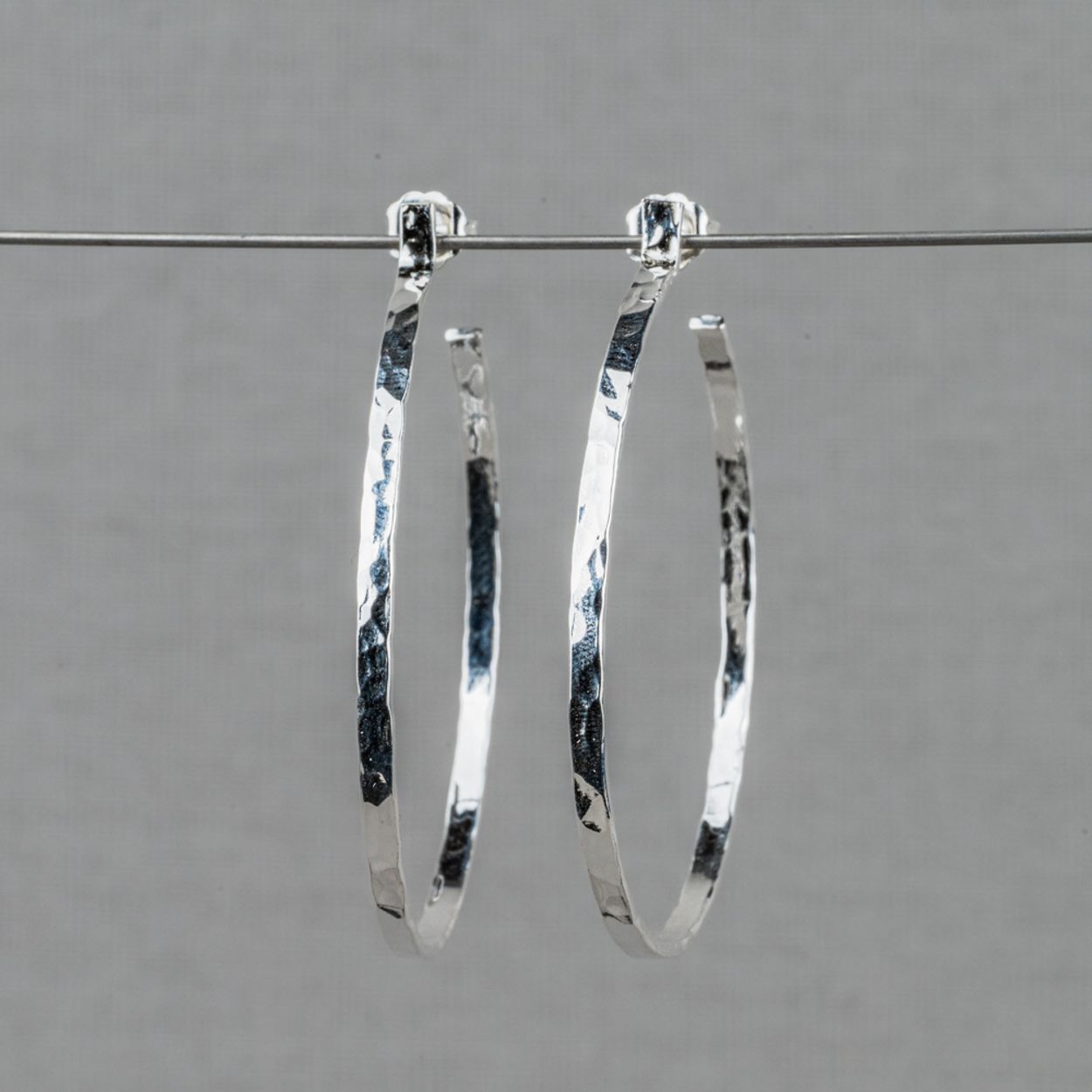 Hoops gemaakt van 925 sterling zilver met een hamerslag effect. Ideaal te combineren met onze andere zilveren sieraden!