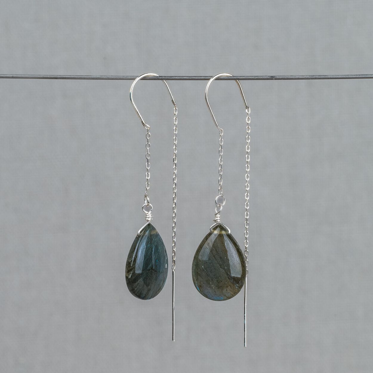 Doortrek oorbel gemaakt van 025 sterling zilver in combinatie met de edelsteen Labradoriet. Labradoriet is een magische, beschermende en spirituele steen. Wanneer je de steen beweegt/draait, komen de kleuren van de regenboog tevoorschijn. Combineer deze oorhangers met andere sieraden met Labradoriet van Jeh Jewels!