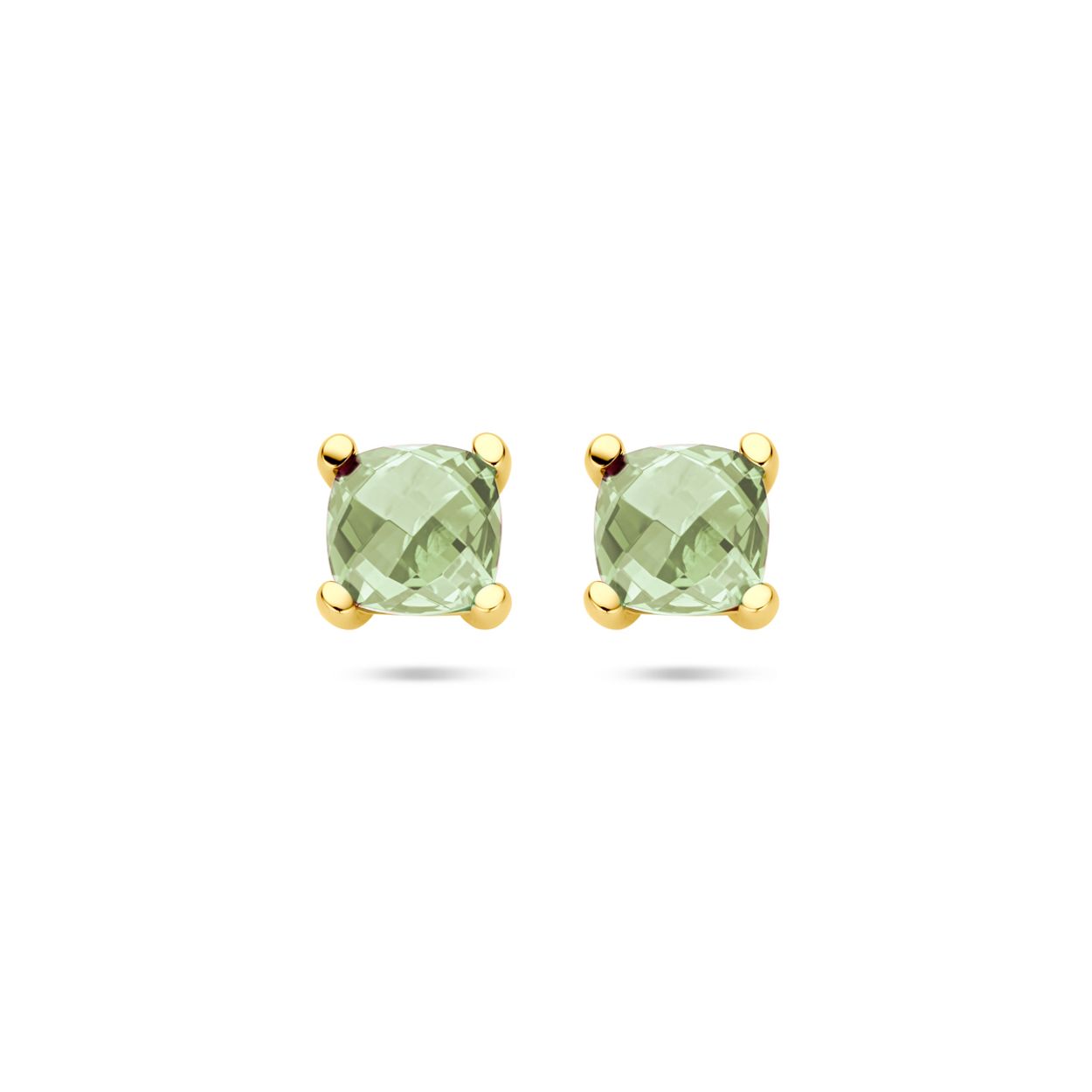 14krt Geelgouden oorknoppen uitgevoerd met groen amethist. De oorknoppen hebben een afmeting van 7x7mm.
