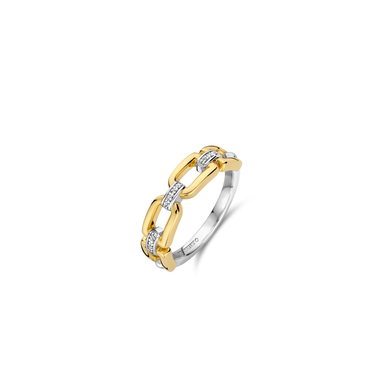 Deze vergulde TI SENTO ring 12321ZY is een verfijnde mix van tijdloos design en ingetogen glamour. De ring heeft goud vergulde schakels die bijeengehouden worden door kleine pavé schakels met zirkonia stenen. De ring is gemaakt van eersteklas 925 sterling zilver en het modern klassieke ontwerp straalt elegantie uit, waardoor het een ideaal accessoire is voor zowel casual als formele gelegenheden. De delicate balans tussen de vergulde schakels en de fonkeling van de zirkonia creëert een ingetogen statement, waarmee je je stijl moeiteloos kunt verrijken. Draag de ring alleen voor een verfijnde touch of combineer hem met anderen ringen om je eigen unieke look te creëren. Omarm de moderne maar tijdloze allure. Net als al onze sieraden is deze ring nikkelvrij en hypoallergeen, zodat je niet alleen verzekerd bent van stijl, maar ook van comfort en kwaliteit.