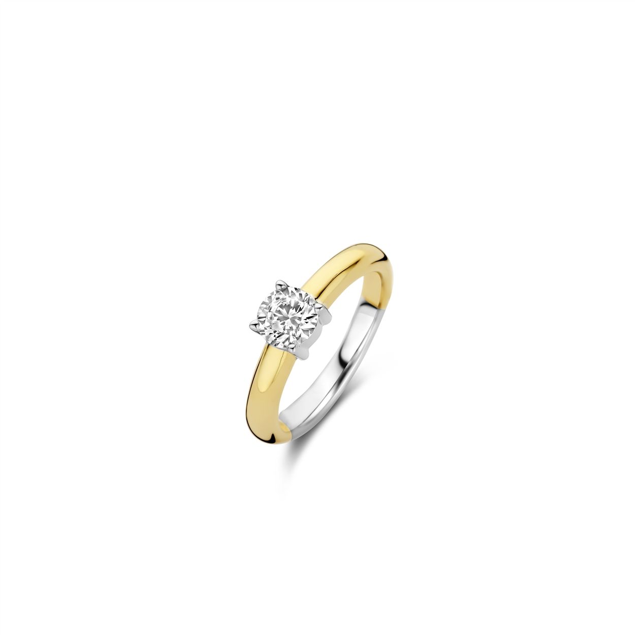 Deze vergulde TI SENTO ring 1463ZY heeft een fascinerende zirkonia steen in een verfijnde zetting. De ring is gemaakt van eersteklas 925 sterling zilver en de geelgouden plating geeft dit sieraad een luxueuze uitstraling. 