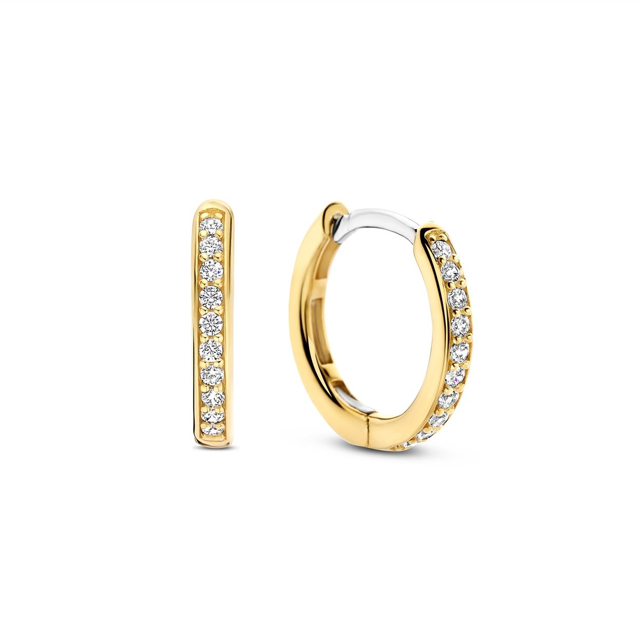 Deze dunne zilveren TI SENTO 7812zy oorbellen zijn verguld met een luxueuse gold plated laag. Deze kleine oorringen passen perfect in je oor. De achterkant is voorzien van een laag platinum om ze te beschermen en glanzend te houden. Draag ze alleen of clip je favoriete oorbedels eraan vast om het ijs te breken!