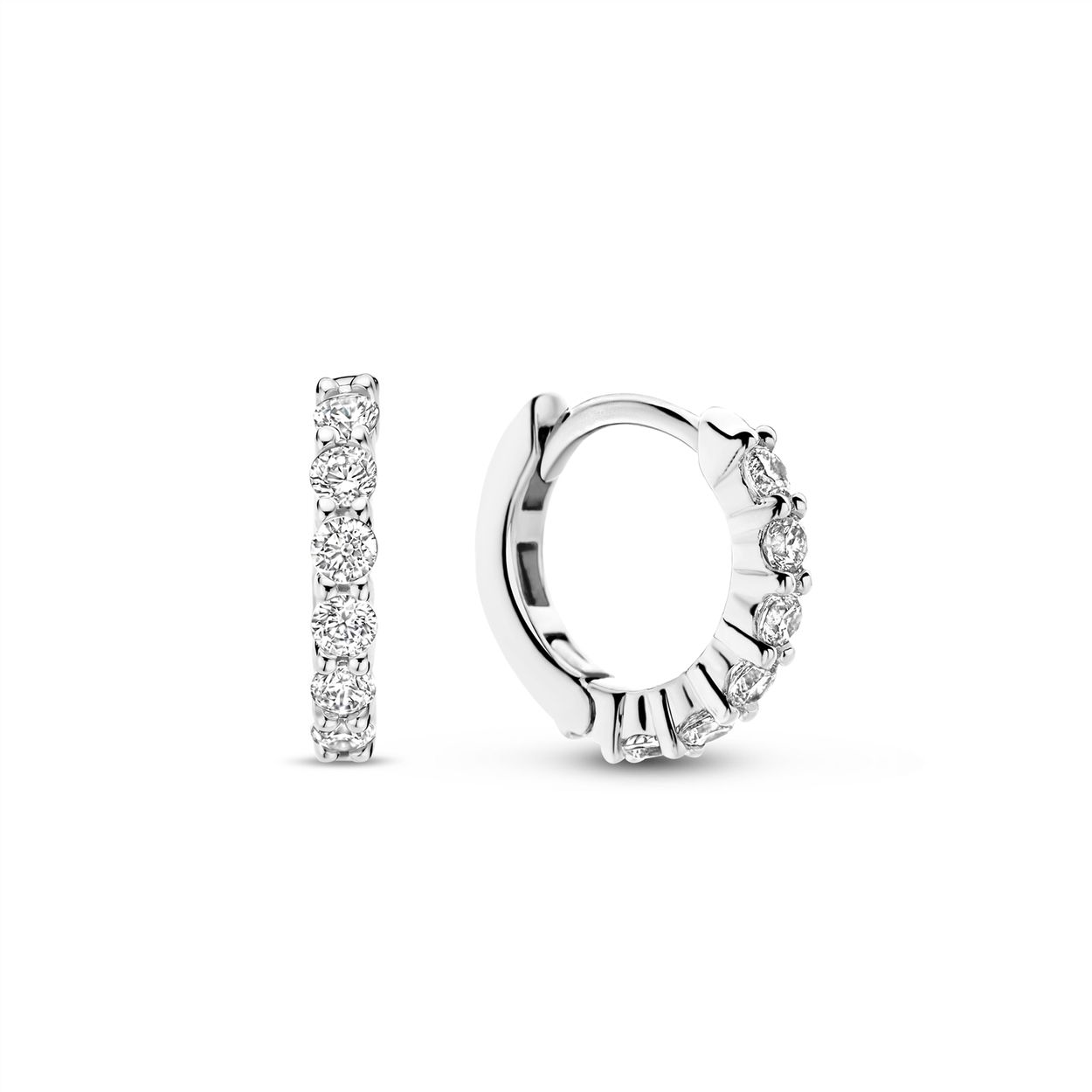 Deze TI SENTO zilveren oorbellen 7956ZI pronken met kleine schitterende cubic zirconia steentjes die zorgvuldig op de voorkant van de oorbellen zijn geplaatst. De oorbellen zijn gemaakt van de hoogste kwaliteit 925 sterling zilver en vervolgens gecoat met kostbaar platina om ze te beschermen tegen slijtage en om ze stralend te houden. De cubic zirconia stenen creëren een betoverende glans en elegantie. Deze hoepeloorbellen zijn een prachtige aanvulling op een scala aan outfits, van casual ensembles tot elegante avondjurken. Omarm de eenvoud en schittering van deze prachtige oorbellen. Combineer ze met anderen om je eigen unieke ear-party te creëren. Al onze oorbellen zijn nikkelvrij en hypoallergeen.