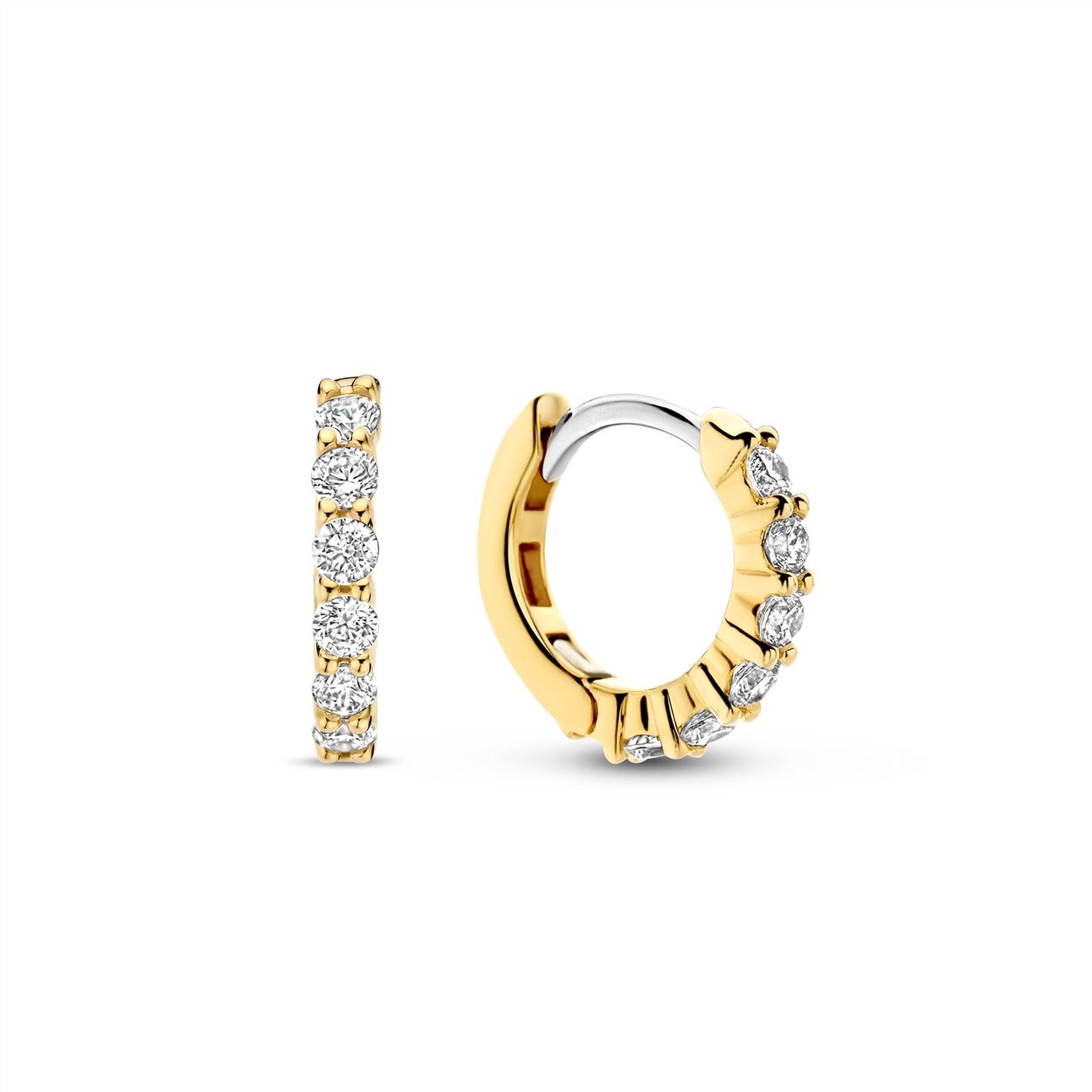Deze TI SENTO zilver vergulde oorbellen 7956ZY pronken met kleine schitterende cubic zirconia steentjes die zorgvuldig op de voorkant van de oorbellen zijn geplaatst. De oorbellen zijn gemaakt van de hoogste kwaliteit 925 sterling zilver en vervolgens gecoat met kostbaar platina om ze te beschermen tegen slijtage en om ze stralend te houden. De cubic zirconia stenen creëren een betoverende glans en elegantie. Deze hoepeloorbellen zijn een prachtige aanvulling op een scala aan outfits, van casual ensembles tot elegante avondjurken. Omarm de eenvoud en schittering van deze prachtige oorbellen. Combineer ze met anderen om je eigen unieke ear-party te creëren. Al onze oorbellen zijn nikkelvrij en hypoallergeen.