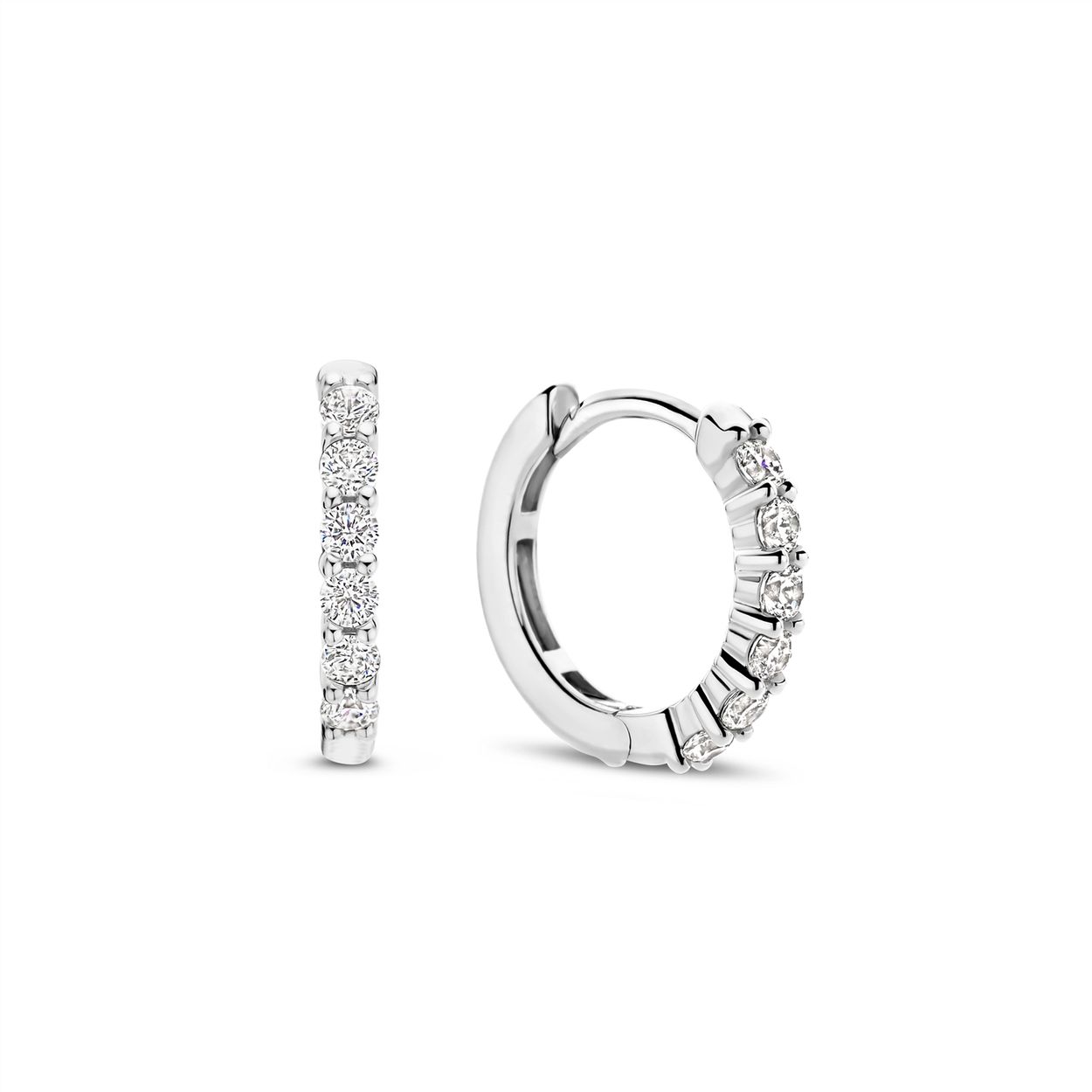 Deze TI SENTO zilveren oorbellen 7957ZI pronken met kleine schitterende cubic zirconia steentjes die zorgvuldig op de voorkant van de oorbellen zijn geplaatst. De oorbellen zijn gemaakt van de hoogste kwaliteit 925 sterling zilver en vervolgens gecoat met kostbaar platina om ze te beschermen tegen slijtage en om ze stralend te houden. De cubic zirconia stenen creëren een betoverende glans en elegantie. Deze hoepeloorbellen zijn een prachtige aanvulling op een scala aan outfits, van casual ensembles tot elegante avondjurken. Omarm de eenvoud en schittering van deze prachtige oorbellen. Combineer ze met anderen om je eigen unieke ear-party te creëren. Al onze oorbellen zijn nikkelvrij en hypoallergeen.