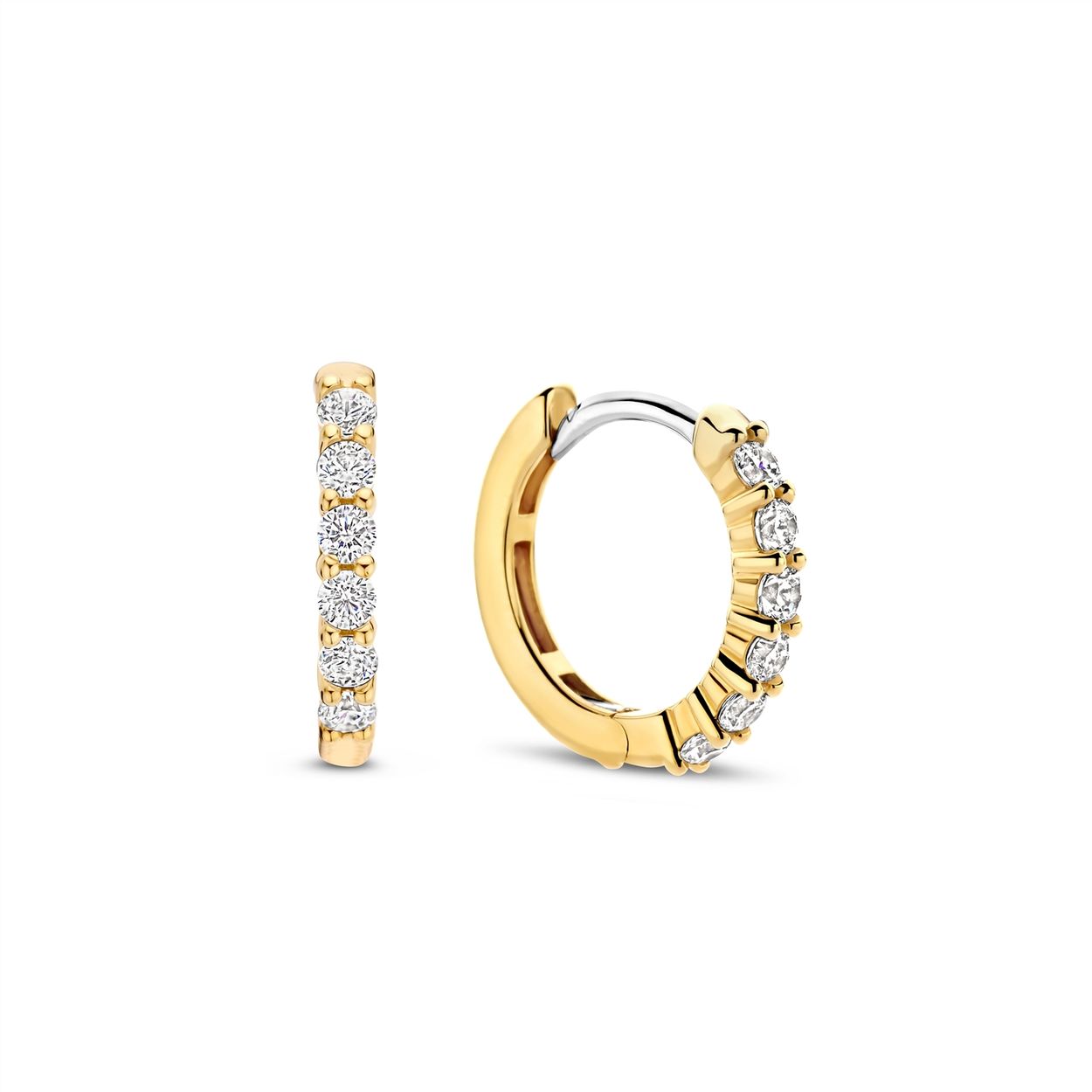 Deze TI SENTO vergulde kleine oorbellen 7957ZY, versierd met een oogverblindende rand van zirkonia's, getuigen van tijdloze elegantie en verfijnde glamour. Ze zijn met precisie vervaardigd uit eersteklas 925 sterling zilver en vervolgens geplateerd met geelgoud voor een vleugje glans. De oorbellen hebben een delicate diameter van 14 mm en vormen een subtiele maar fascinerende toevoeging aan je sieradencollectie. 