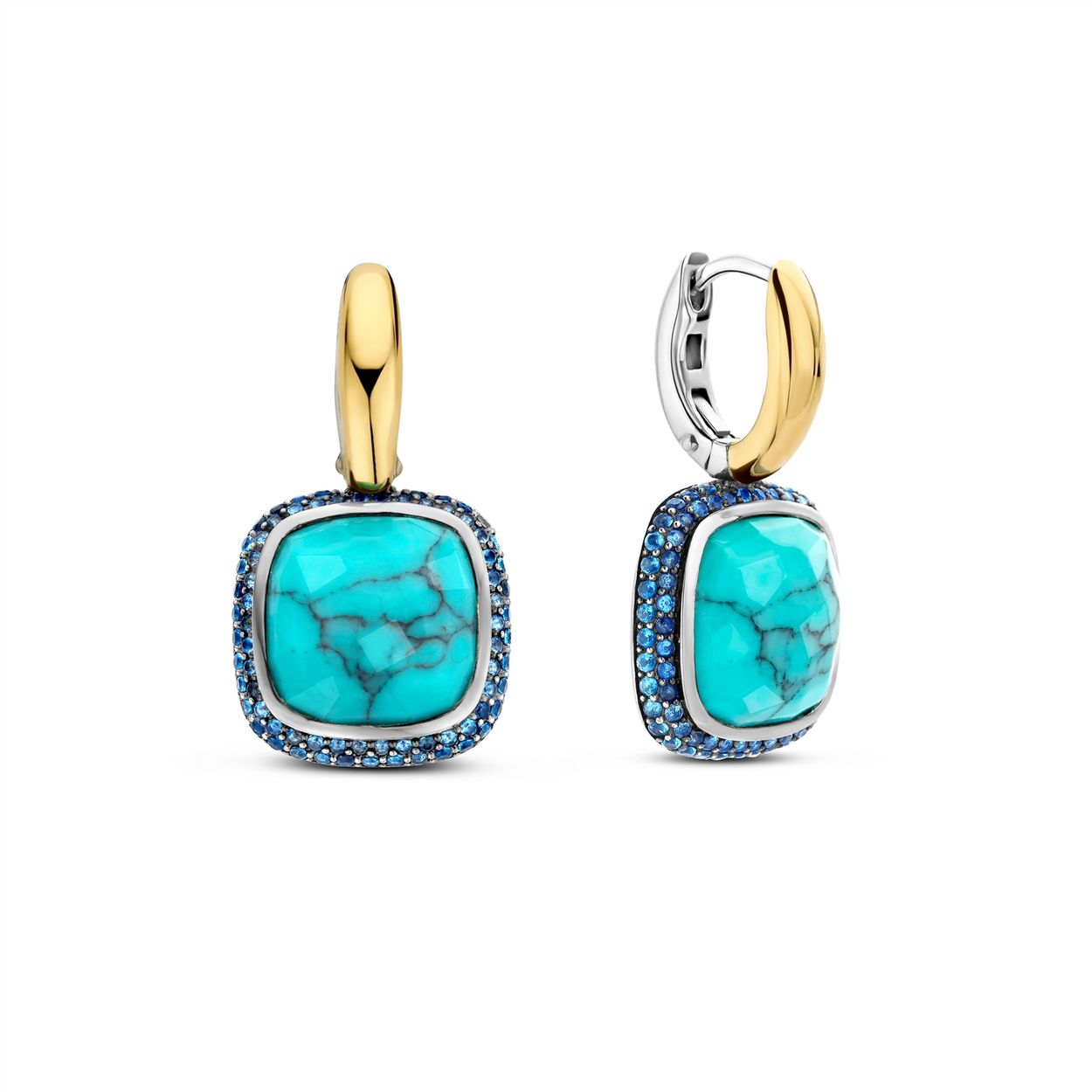 Deze TI SENTO vergulde oorbellen 7968TQ hebben een levendige turquoise kussensteen in een luxe donkerblauwe pave zetting. Een evenwichtige mix van strakke geometrie en levendige kleuren. De funky vierkante vorm, die symbool staat voor stabiliteit en richting, laat de iconische ontwerpelementen van TI SENTO zien. De oorbellen zijn verguld met geelgoud wat levendigheid en glans toevoegt aan het ontwerp. Deze oorbellen zijn gemaakt van eersteklas 925 sterling zilver en combineren naadloos moderne verfijning met tijdloze elegantie. De mix van turkoois, donkerblauwe pave en geelgouden accenten creëert een statement dat niet alleen luxe belichaamt, maar ook de ultieme kleur van de zomer. Net als al onze sieraden zijn deze oorbellen nikkelvrij en hypoallergeen, wat niet alleen stijl belooft, maar ook comfort en kwaliteit die de tand des tijds doorstaat.