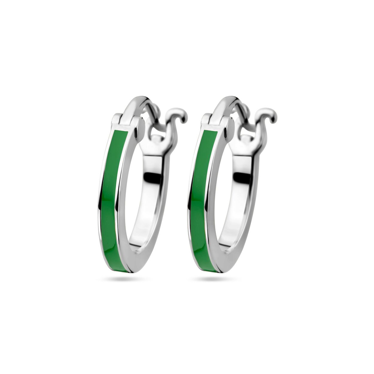 Gerhodineerd 925 zilveren oorringen uitgevoerd met groen emaille. De oorringen hebben een afmeting van 15,5x2mm.