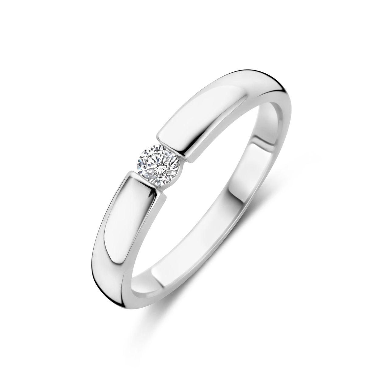 Gerhodineerd 925 zilveren ring uitgevoerd met zirkonia. De ring heeft een breedte van 3mm.