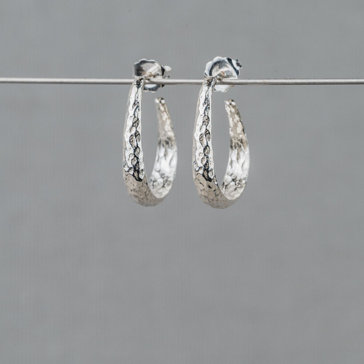 Oorhoepels gemaakt van 925 sterling zilver in combinatie met hamerslag. Deze oorbellen zijn perfect te combineren met de andere sieraden van Jeh Jewels.