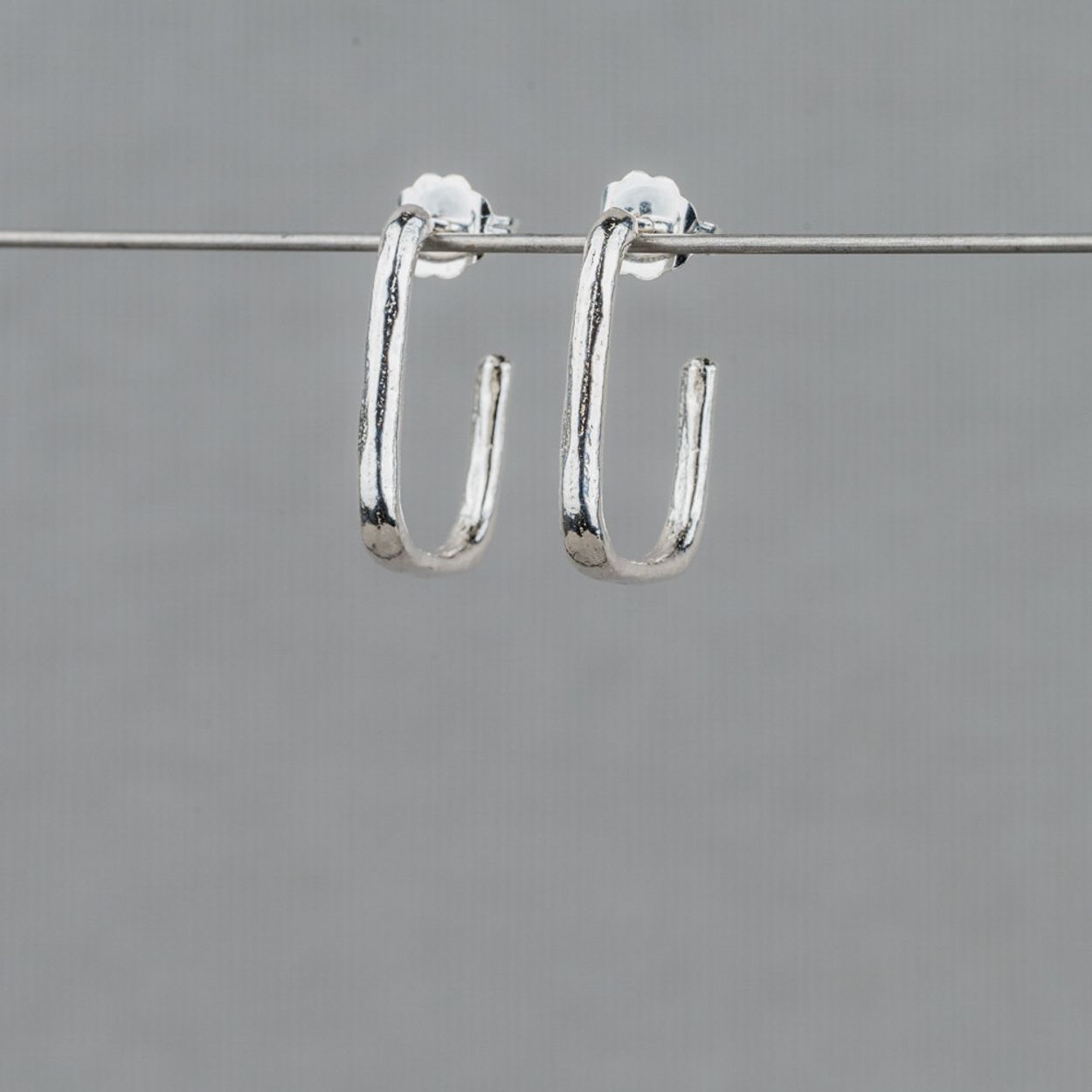 Oorhoepel gemaakt van 925 sterling zilver in een rechthoekige vorm. Een mooie basis oorbel die ook goed gecombineerd kan worden met andere oorbellen van Jeh Jewels! Maak je look af met een mooie armband, ring en collier.