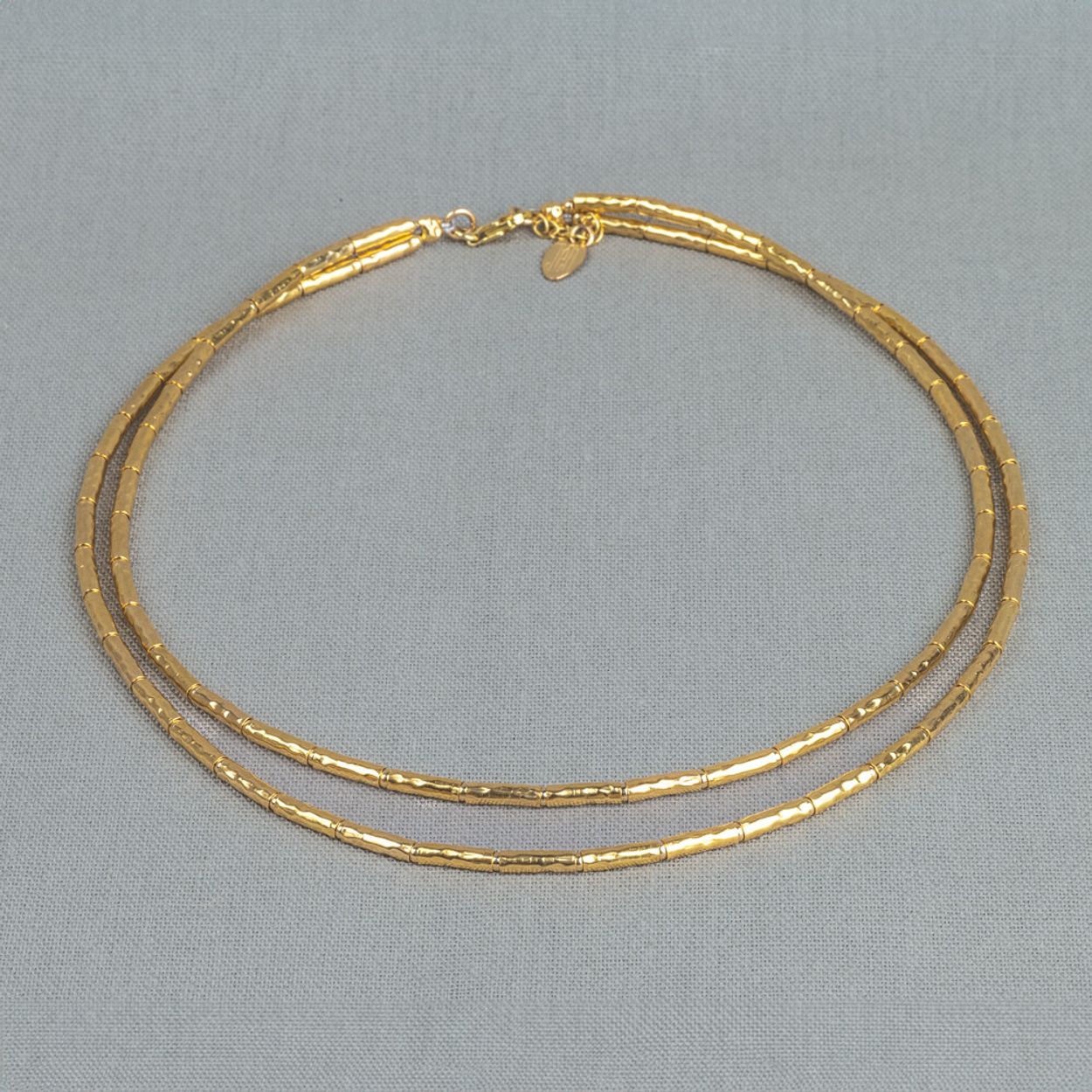 Collier gemaakt van 2 rijen Goldfilled buisjes. Dit collier is ook verkrijgbaar met 1 en 3 rijen. Combineer met een paar mooie oorbellen, een armband en een ring voor een complete look!