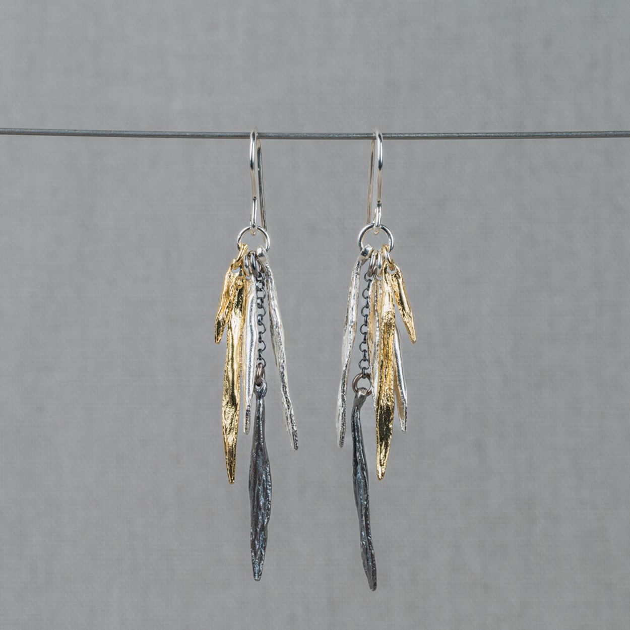 21387

Oorhangers met sprieten gemaakt van 925 sterling zilver, geoxideerd zilver en zilver verguld. Combineer deze oorbellen met een mooi collier, een ring en armband voor een complete look!
