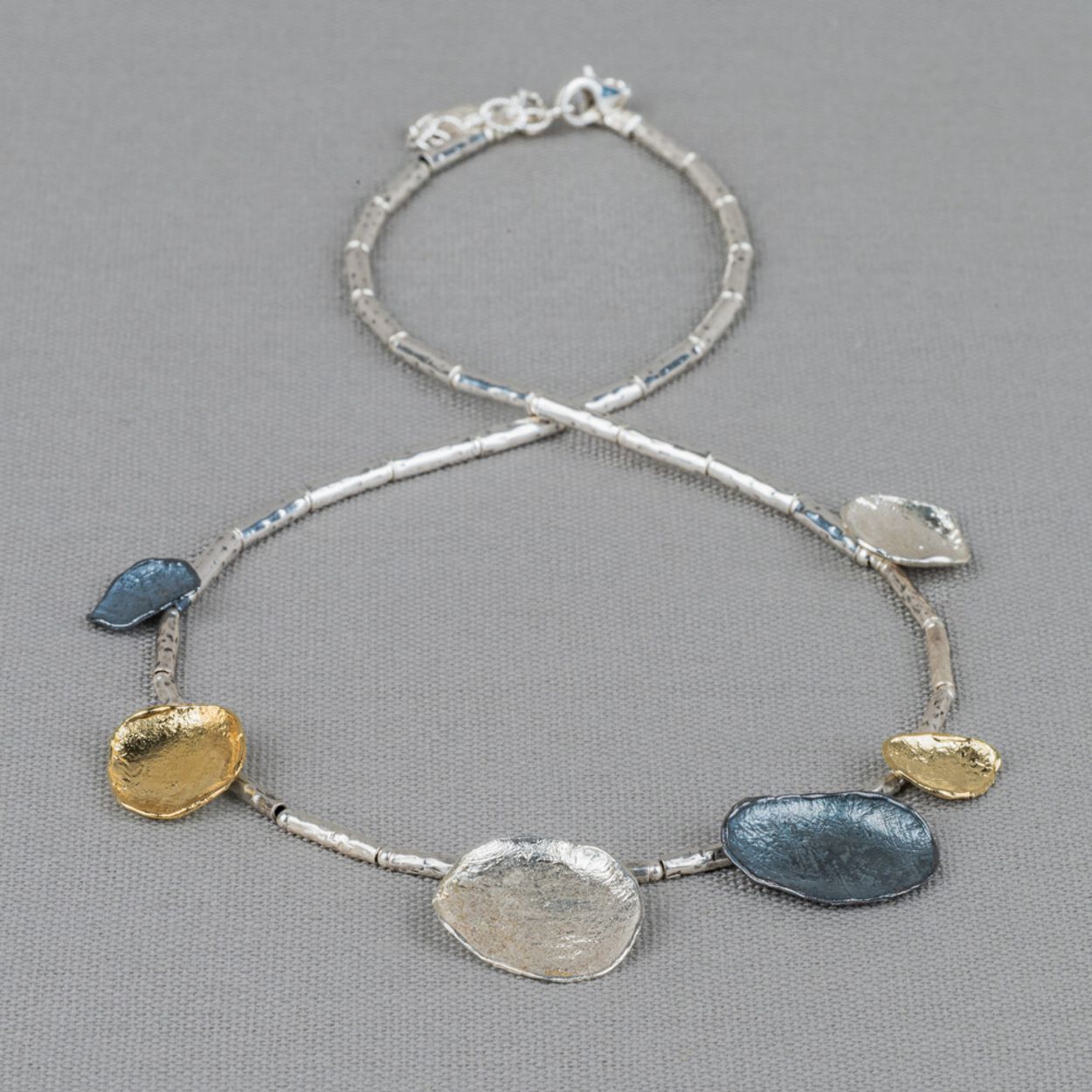 Collier gemaakt van 925 sterling zilveren buisjes en cirkels gemaakt van zilver, geoxideerd zilver en verguld. Combineer met mooie oorbellen, een ring en armband voor een complete look!
