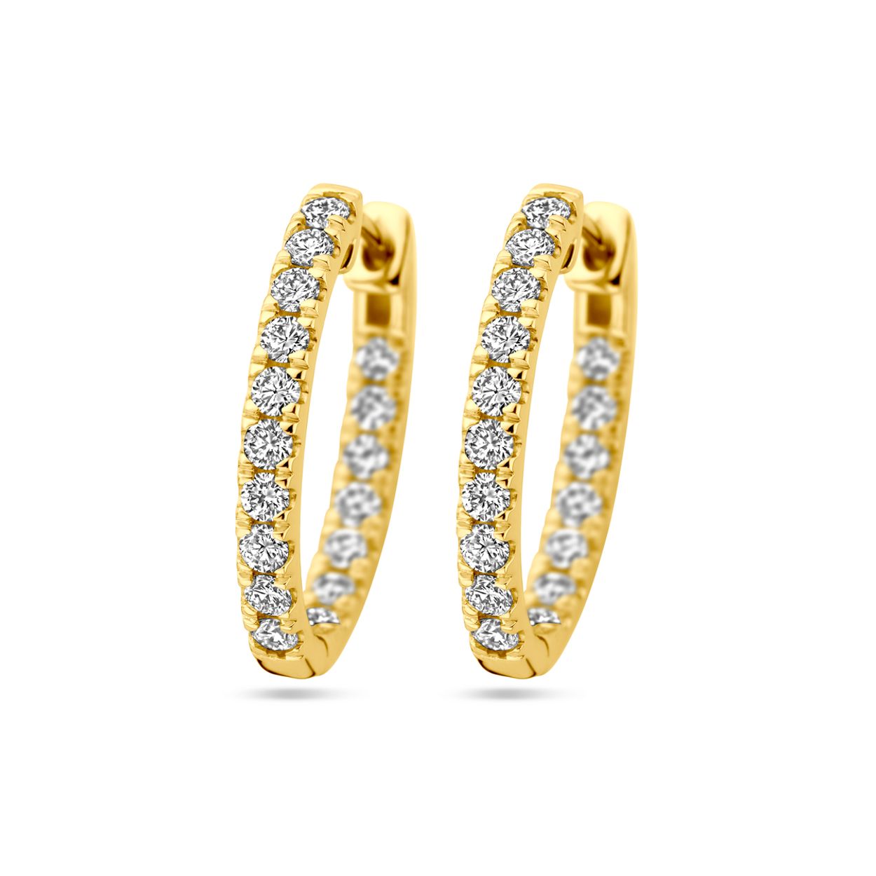 14k Geelgouden klapoorringen uitgevoerd met lab grown diamant. De klapoorringen hebben een diameter van 20mm. Het totale diamantgewicht is 0.96ct. Lab grown diamanten zijn diamanten die ontstaan in een laboratorium. Onder extreem hoge druk en temperatuur wordt het natuurlijk ontstaansproces nagebootst met als eindresultaat een diamant met dezelfde chemische eigenschappen maar met een andere oorsprong.