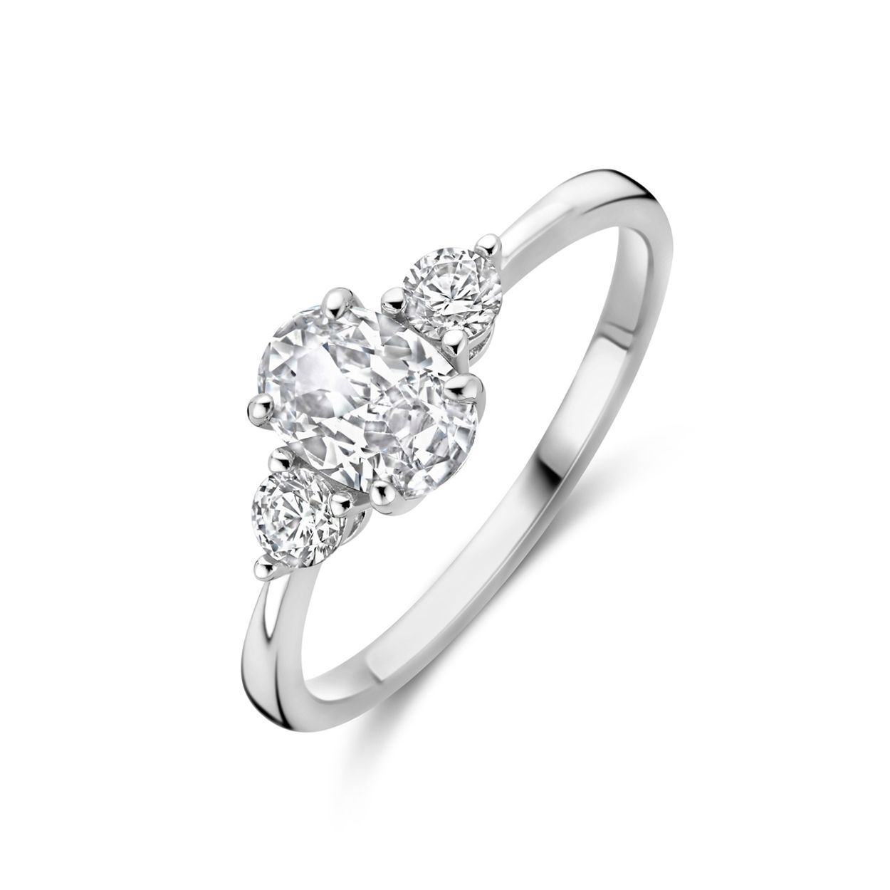 Gerhodineerd 925 zilveren ring uitgevoerd met zirkonia. De ring heeft een breedte van 8mm.