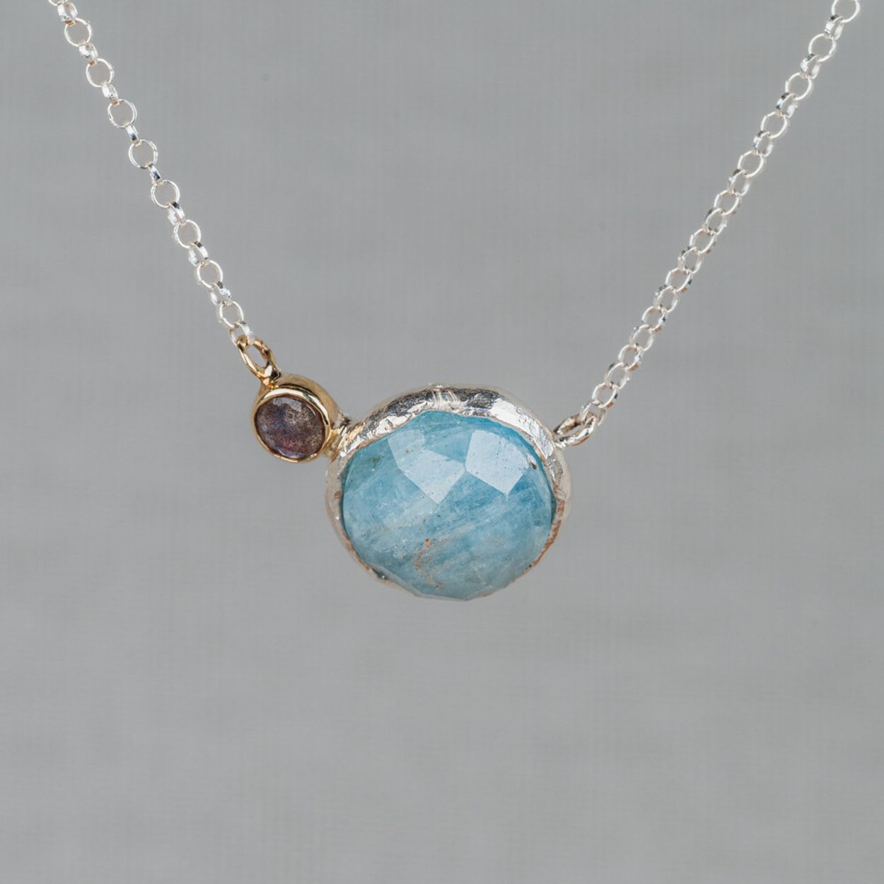 Collier gemaakt van 925 sterling zilver in combinatie met 9 karaat en de edelstenen Aquamarijn en Labradoriet. Aquamarijn is een baken van rust in de storm van het dagelijkse leven. Deze blauwe steen heeft een voedende energie, die je aanmoedigt om jezelf en omstandigheden te accepteren. Labradoriet is een magische, beschermende en spirituele steen. Het beschermt het eigen energieveld (aura) tegen negatieve invloeden uit de omgeving. Combineer met een paar mooie oorsieraden, een ring en armband voor een complete look!