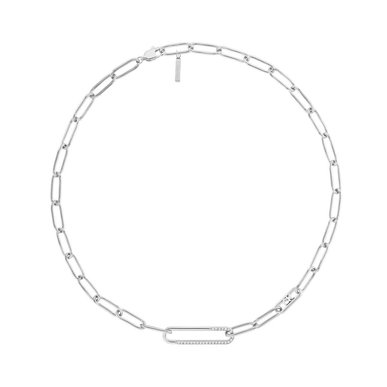 Calvin Klein CJ35000536 Dames Ketting Staal 
Deze stalen dames ketting van Calvin Klein met nr CJ35000536 heeft een stoere uitstraling. De zilverkleurige grove paperclip schakel ketting heeft een strak rechthoekig tussenschakel in het midden met daarin kristallen als eyecatcher. De ketting heeft een karabijnslot en is op meerdere lengtes te dragen. De totale lengte is 45cm. Leuk te combineren met andere sieraden uit de serie van Calvin Klein.

OVER CALVIN KLEIN
Calvin Klein is een wereldwijd lifestylemerk dat gewaagde, vooruitstrevende idealen en een verleidelijke, vaak minimalistische, esthetiek nastreeft. Calvin Klein werd groot in de jaren 70 door haar mode- en merkjeans collecties. In de jaren 80 lanceerde Calvin Klein haar spraakmakende ondergoed dat uitdrukkelijk van logo âs voorzien was. Vanwege het grote succes is het merk ook succesvol uitgerold in Accessoires, Parfums, Home, Brillen, Golf, Horloges en Sieraden.
Sinds de oprichting in 1968 door Calvin Klein, heeft het merk haar reputatie opgebouwd als leider in de Amerikaanse mode, dankzij een cleane esthetiek en innovatieve ontwerpen. Calvin Klein wil haar publiek verleiden en inspireren door middel van provocerende beelden en opvallende ontwerpen die prikkelen. 

SPECIFICATIES:
- Stalen dames ketting
- Ketting 45cm
- Zilverkleurig
- Kristallen
