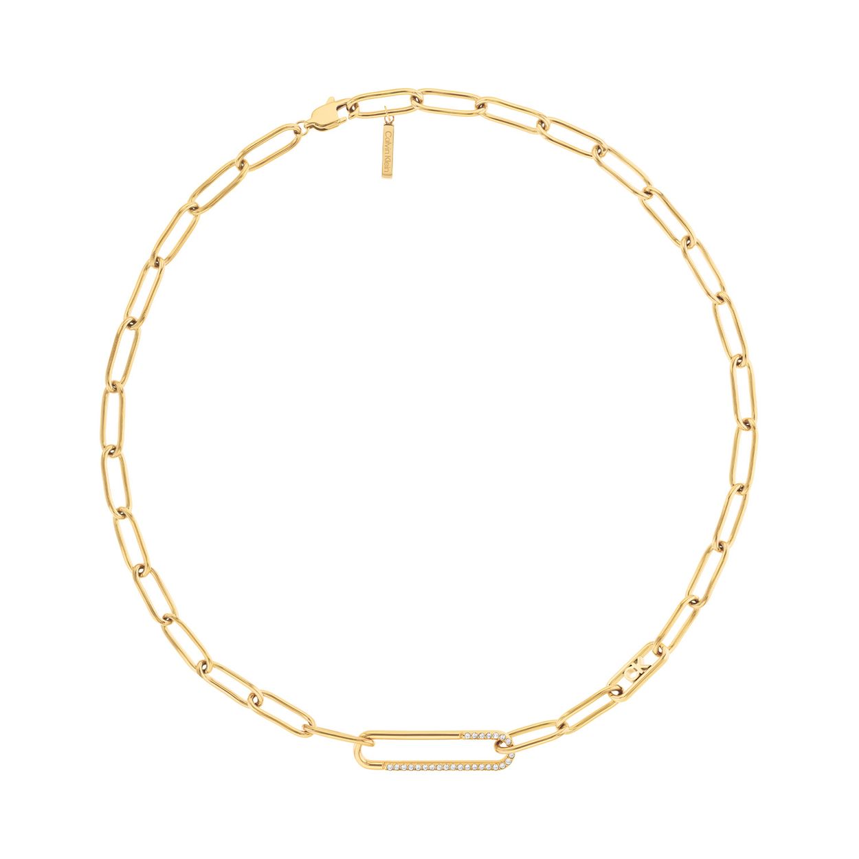 Calvin Klein CJ35000537 Dames Ketting Staal 
Deze stalen dames ketting van Calvin Klein met nr CJ35000537 heeft een stoere uitstraling. De goudkleurige grove paperclip schakel ketting heeft een strak rechthoekig tussenschakel in het midden met daarin kristallen als eyecatcher. De ketting heeft een karabijnslot en is op meerdere lengtes te dragen. De totale lengte is 45cm. Leuk te combineren met andere sieraden uit de serie van Calvin Klein.

OVER CALVIN KLEIN
Calvin Klein is een wereldwijd lifestylemerk dat gewaagde, vooruitstrevende idealen en een verleidelijke, vaak minimalistische, esthetiek nastreeft. Calvin Klein werd groot in de jaren 70 door haar mode- en merkjeans collecties. In de jaren 80 lanceerde Calvin Klein haar spraakmakende ondergoed dat uitdrukkelijk van logo ’s voorzien was. Vanwege het grote succes is het merk ook succesvol uitgerold in Accessoires, Parfums, Home, Brillen, Golf, Horloges en Sieraden.
Sinds de oprichting in 1968 door Calvin Klein, heeft het merk haar reputatie opgebouwd als leider in de Amerikaanse mode, dankzij een cleane esthetiek en innovatieve ontwerpen. Calvin Klein wil haar publiek verleiden en inspireren door middel van provocerende beelden en opvallende ontwerpen die prikkelen. 

SPECIFICATIES:
- Stalen dames ketting
- Ketting 45cm
- Goudkleurig
- Kristallen