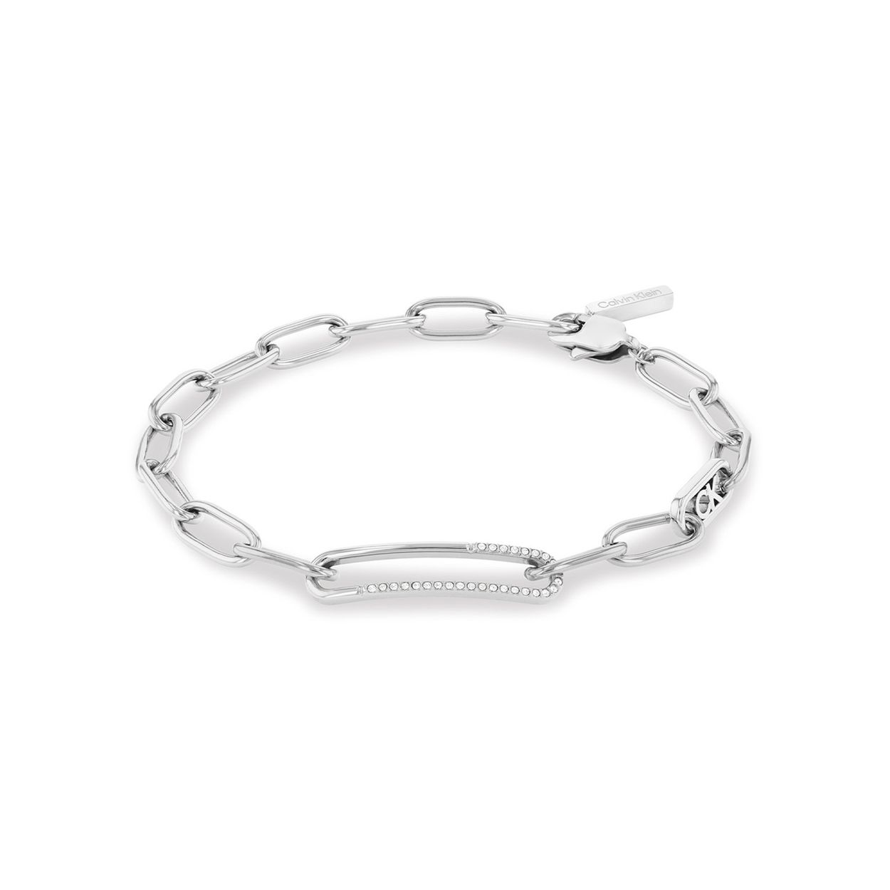 Calvin Klein CJ35000542 Dames Armband Staal 
Deze stalen dames armband van Calvin Klein met nr CJ35000542 heeft een stoere uitstraling. De zilverkleurige grove paperclip schakel armband heeft een strak rechthoekig tussenschakel in het midden met daarin kristallen als eyecatcher. De armband heeft een karabijnslot en is op meerdere lengtes te dragen. De totale lengte is 18,5cm. Leuk te combineren met andere sieraden uit de serie van Calvin Klein.

OVER CALVIN KLEIN
Calvin Klein is een wereldwijd lifestylemerk dat gewaagde, vooruitstrevende idealen en een verleidelijke, vaak minimalistische, esthetiek nastreeft. Calvin Klein werd groot in de jaren 70 door haar mode- en merkjeans collecties. In de jaren 80 lanceerde Calvin Klein haar spraakmakende ondergoed dat uitdrukkelijk van logo ’s voorzien was. Vanwege het grote succes is het merk ook succesvol uitgerold in Accessoires, Parfums, Home, Brillen, Golf, Horloges en Sieraden.
Sinds de oprichting in 1968 door Calvin Klein, heeft het merk haar reputatie opgebouwd als leider in de Amerikaanse mode, dankzij een cleane esthetiek en innovatieve ontwerpen. Calvin Klein wil haar publiek verleiden en inspireren door middel van provocerende beelden en opvallende ontwerpen die prikkelen. 

SPECIFICATIES:
- Stalen dames armband
- Lengte 18,5cm
- Zilverkleurig
- Kristallen