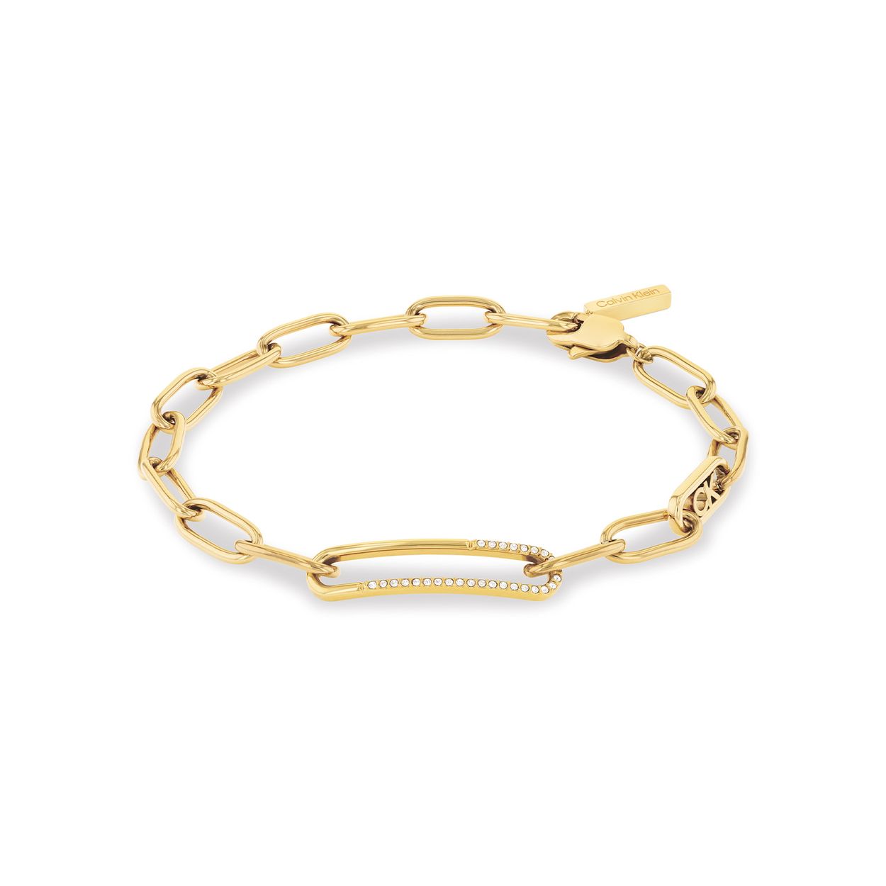 Calvin Klein CJ35000543 Dames Armband Staal 
Deze stalen dames armband van Calvin Klein met nr CJ35000543 heeft een stoere uitstraling. De goudkleurige grove paperclip schakel armband heeft een strak rechthoekig tussenschakel in het midden met daarin kristallen als eyecatcher. De armband heeft een karabijnslot en is op meerdere lengtes te dragen. De totale lengte is 18,5cm. Leuk te combineren met andere sieraden uit de serie van Calvin Klein.

OVER CALVIN KLEIN
Calvin Klein is een wereldwijd lifestylemerk dat gewaagde, vooruitstrevende idealen en een verleidelijke, vaak minimalistische, esthetiek nastreeft. Calvin Klein werd groot in de jaren 70 door haar mode- en merkjeans collecties. In de jaren 80 lanceerde Calvin Klein haar spraakmakende ondergoed dat uitdrukkelijk van logo âs voorzien was. Vanwege het grote succes is het merk ook succesvol uitgerold in Accessoires, Parfums, Home, Brillen, Golf, Horloges en Sieraden.
Sinds de oprichting in 1968 door Calvin Klein, heeft het merk haar reputatie opgebouwd als leider in de Amerikaanse mode, dankzij een cleane esthetiek en innovatieve ontwerpen. Calvin Klein wil haar publiek verleiden en inspireren door middel van provocerende beelden en opvallende ontwerpen die prikkelen. 

SPECIFICATIES:
- Stalen dames armband
- Lengte 18,5cm
- Goudkleurig
- Kristallen