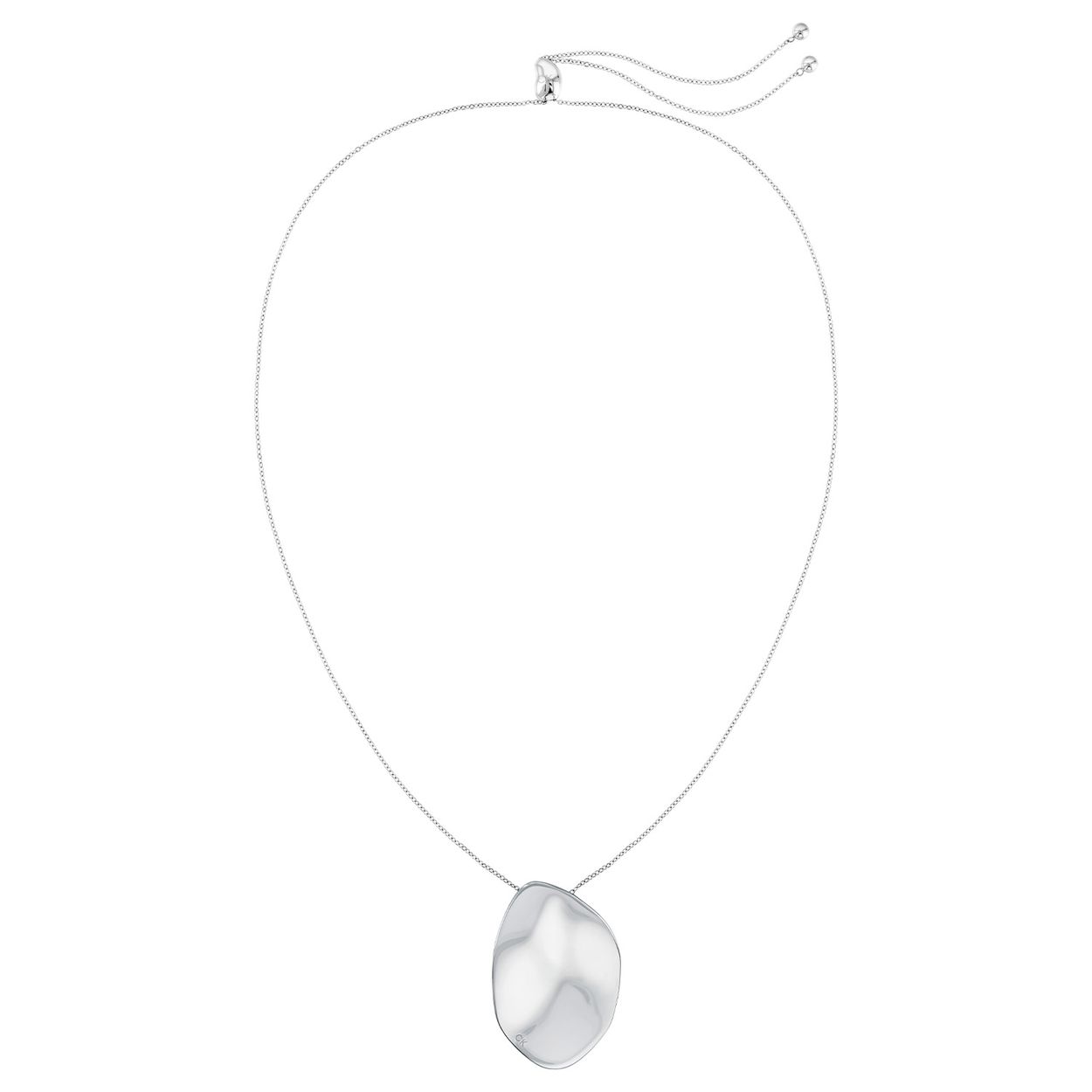 Calvin Klein CJ35000618 Dames Ketting Staal 
Deze stalen dames ketting van Calvin Klein met nr CJ35000618 heeft een stoere look. De zilverkleurige ketting heeft een sculpturele grove hanger en sluit door middel van een schuifslot waardoor hij op verschillende lengtes te dragen is. De totale lengte van deze eyecatcher is 66cm. Leuk te combineren met andere sieraden uit de serie van Calvin Klein.

OVER CALVIN KLEIN
Calvin Klein is een wereldwijd lifestylemerk dat gewaagde, vooruitstrevende idealen en een verleidelijke, vaak minimalistische, esthetiek nastreeft. Calvin Klein werd groot in de jaren 70 door haar mode- en merkjeans collecties. In de jaren 80 lanceerde Calvin Klein haar spraakmakende ondergoed dat uitdrukkelijk van logo ’s voorzien was. Vanwege het grote succes is het merk ook succesvol uitgerold in Accessoires, Parfums, Home, Brillen, Golf, Horloges en Sieraden.
Sinds de oprichting in 1968 door Calvin Klein, heeft het merk haar reputatie opgebouwd als leider in de Amerikaanse mode, dankzij een cleane esthetiek en innovatieve ontwerpen. Calvin Klein wil haar publiek verleiden en inspireren door middel van provocerende beelden en opvallende ontwerpen die prikkelen. 

SPECIFICATIES:
- Stalen dames ketting
- Ketting 66cm
- Zilverkleurig
- Glimmend