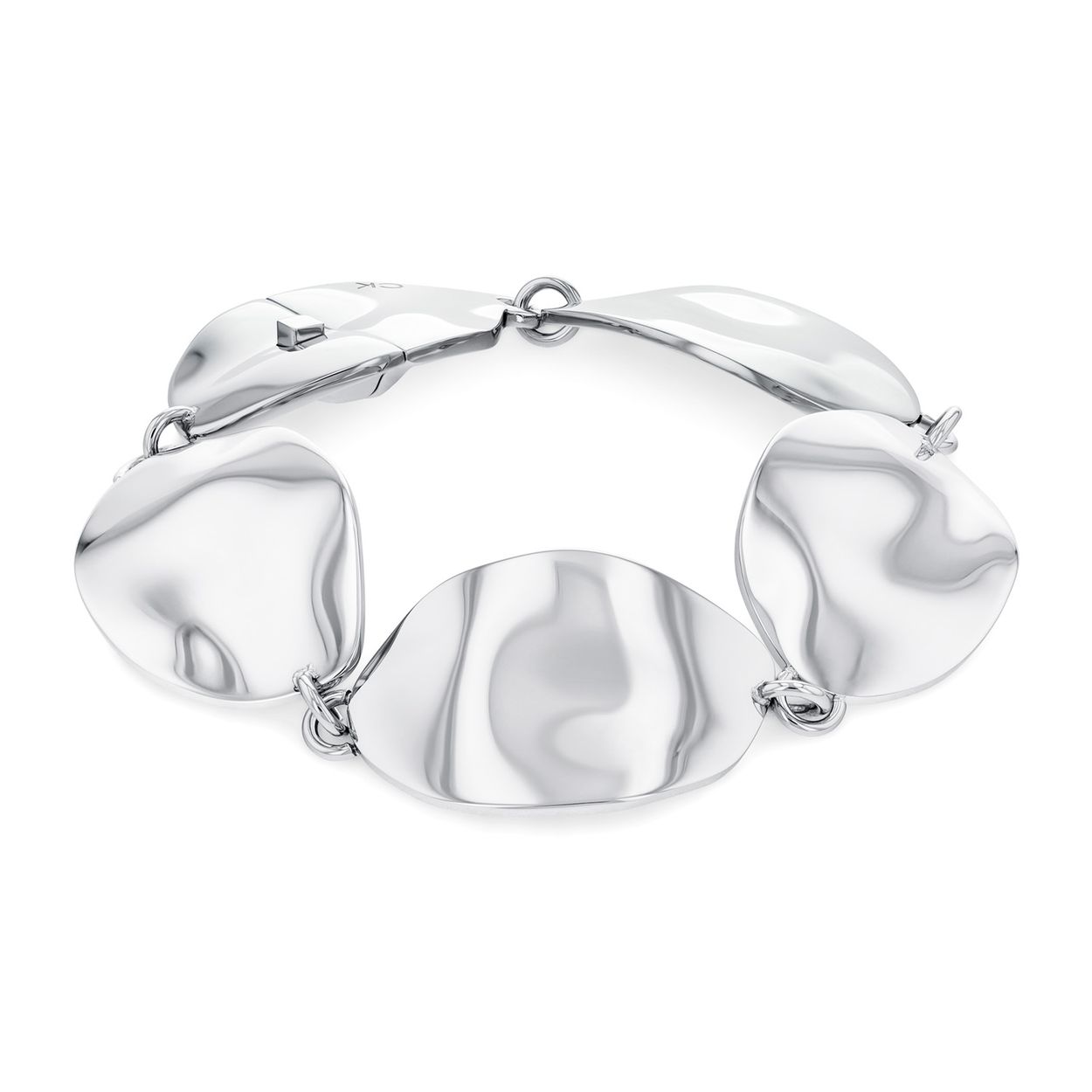 Calvin Klein CJ35000619 Dames Armband Staal
Deze stalen dames armband van Calvin Klein met nr CJ35000619 is echt een eyecatcher. De zilverkleurige armband bestaat uit grove geschakelde sculpturele plaatjes die aan elkaar zitten met tussenogen. Een zeer opvallende armband met een lengte van 18,5cm waar de buttonsluiting onopvallend is.  Leuk te combineren met andere sieraden uit de serie van Calvin Klein.

OVER CALVIN KLEIN
Calvin Klein is een wereldwijd lifestylemerk dat gewaagde, vooruitstrevende idealen en een verleidelijke, vaak minimalistische, esthetiek nastreeft. Calvin Klein werd groot in de jaren 70 door haar mode- en merkjeans collecties. In de jaren 80 lanceerde Calvin Klein haar spraakmakende ondergoed dat uitdrukkelijk van logo ’s voorzien was. Vanwege het grote succes is het merk ook succesvol uitgerold in Accessoires, Parfums, Home, Brillen, Golf, Horloges en Sieraden.
Sinds de oprichting in 1968 door Calvin Klein, heeft het merk haar reputatie opgebouwd als leider in de Amerikaanse mode, dankzij een cleane esthetiek en innovatieve ontwerpen. Calvin Klein wil haar publiek verleiden en inspireren door middel van provocerende beelden en opvallende ontwerpen die prikkelen. 

SPECIFICATIES:
- Stalen dames armband
- Totale lengte 18,5cm
- Zilverkleurig
- Glimmend
