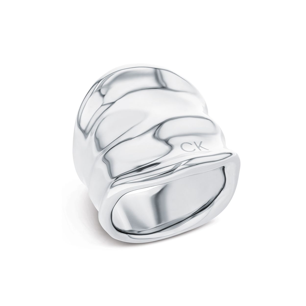 Calvin Klein CJ35000645 Dames Ring Staal
Deze stalen dames ring van Calvin Klein met nr CJ35000645 is een zeer opvallend model. De grote ovale zilverkleurige sculpturele vorm springt eruit. De ring is op maat 56 ofwel 17,75. Leuk te combineren met andere sieraden uit de serie van Calvin Klein.

OVER CALVIN KLEIN
Calvin Klein is een wereldwijd lifestylemerk dat gewaagde, vooruitstrevende idealen en een verleidelijke, vaak minimalistische, esthetiek nastreeft. Calvin Klein werd groot in de jaren 70 door haar mode- en merkjeans collecties. In de jaren 80 lanceerde Calvin Klein haar spraakmakende ondergoed dat uitdrukkelijk van logo ’s voorzien was. Vanwege het grote succes is het merk ook succesvol uitgerold in Accessoires, Parfums, Home, Brillen, Golf, Horloges en Sieraden.
Sinds de oprichting in 1968 door Calvin Klein, heeft het merk haar reputatie opgebouwd als leider in de Amerikaanse mode, dankzij een cleane esthetiek en innovatieve ontwerpen. Calvin Klein wil haar publiek verleiden en inspireren door middel van provocerende beelden en opvallende ontwerpen die prikkelen. 

SPECIFICATIES:
- Stalen dames ring
- Ovale vorm maat 17,75
- Zilverkleurig
- Glimmend