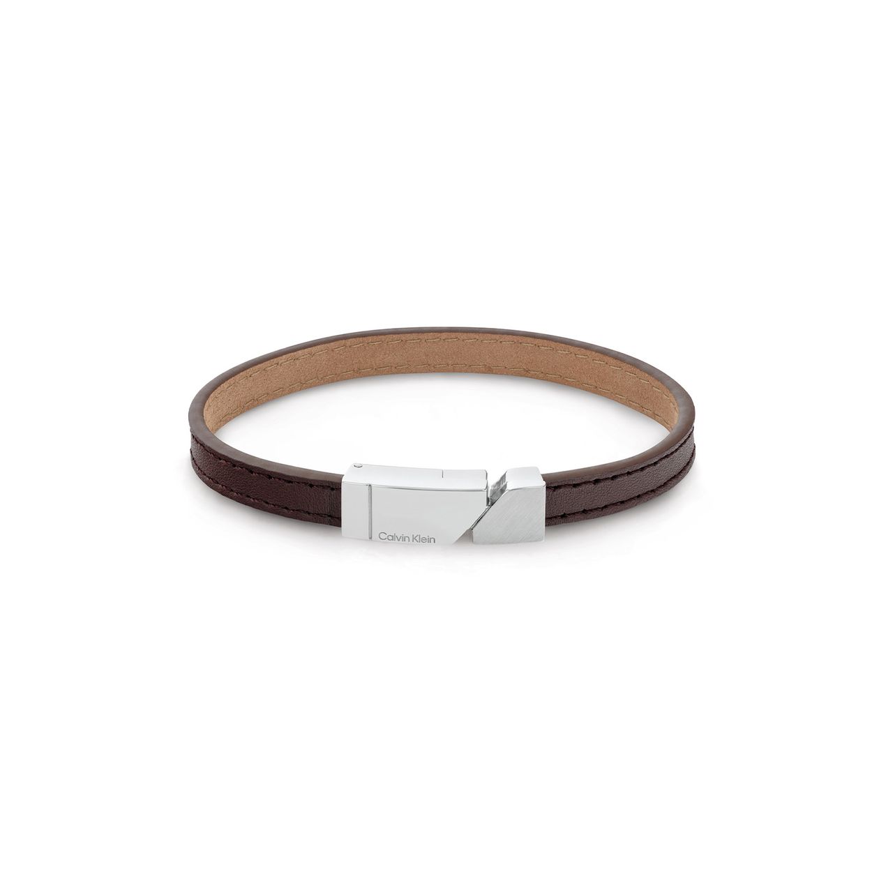 Calvin Klein CJ35100003 Heren Armband Leer
Deze leren heren armband van Calvin Klein met nr CJ35100003 heeft een nette uitstraling. De bruine glad leren armband heeft een stalen plaat met een verstelbare magneetsluiting met daarop het CK logo. De totale lengte is 19,5cm. Leuk te combineren met andere sieraden uit de serie van Calvin Klein.

OVER CALVIN KLEIN
Calvin Klein is een wereldwijd lifestylemerk dat gewaagde, vooruitstrevende idealen en een verleidelijke, vaak minimalistische, esthetiek nastreeft. Calvin Klein werd groot in de jaren 70 door haar mode- en merkjeans collecties. In de jaren 80 lanceerde Calvin Klein haar spraakmakende ondergoed dat uitdrukkelijk van logo âs voorzien was. Vanwege het grote succes is het merk ook succesvol uitgerold in Accessoires, Parfums, Home, Brillen, Golf, Horloges en Sieraden.
Sinds de oprichting in 1968 door Calvin Klein, heeft het merk haar reputatie opgebouwd als leider in de Amerikaanse mode, dankzij een cleane esthetiek en innovatieve ontwerpen. Calvin Klein wil haar publiek verleiden en inspireren door middel van provocerende beelden en opvallende ontwerpen die prikkelen. 

SPECIFICATIES:
- Leren heren armband
- Totale lengte 19,5cm
- Bruin
- Magneetsluiting